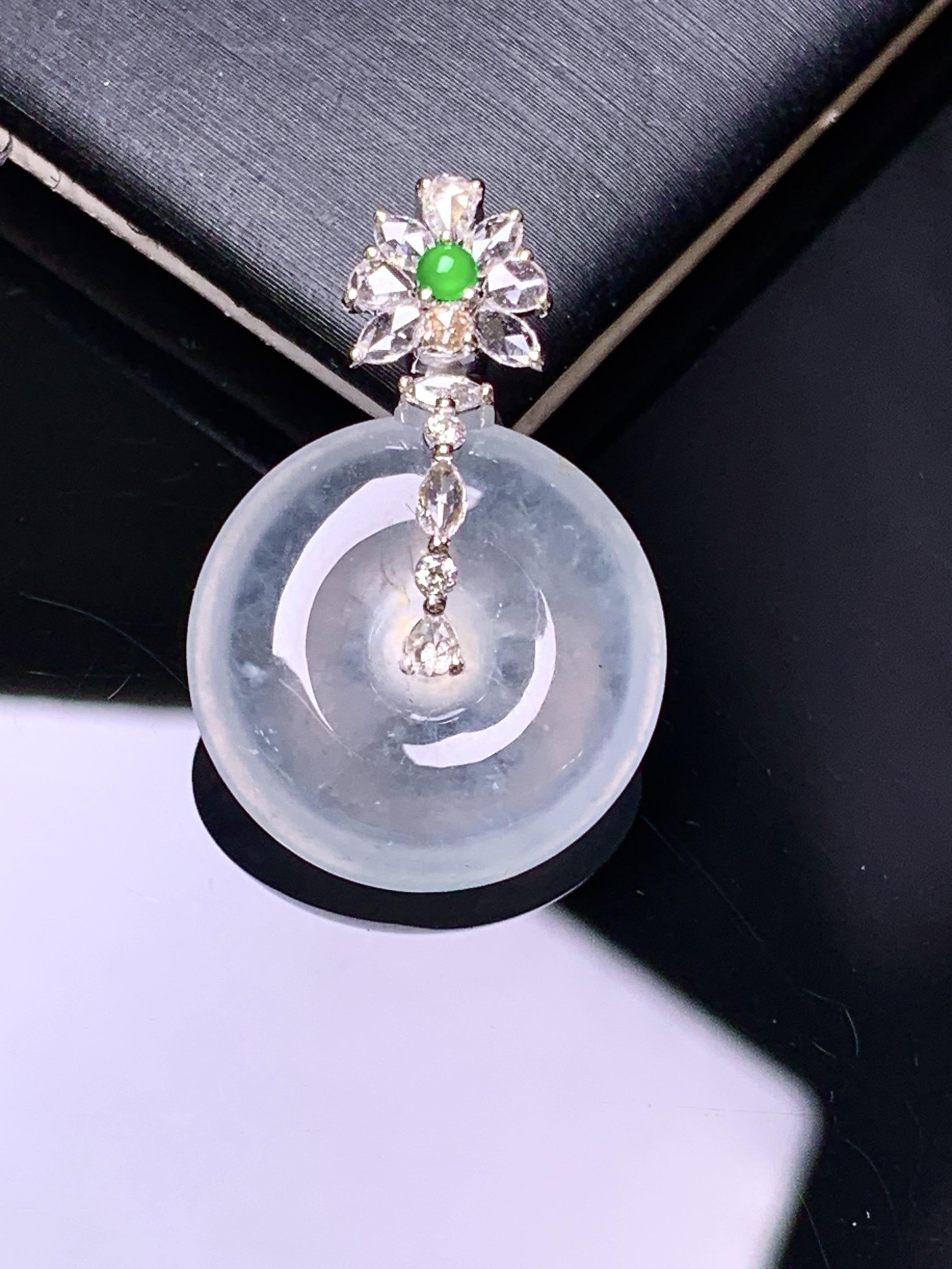 18k金钻镶嵌冰种平安扣吊坠 玉质细腻 色泽艳丽清新 水润亮眼 整体尺寸25.3*17*5.5b12