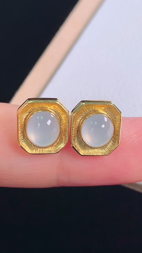 18K冰种蛋面耳钉，无裂，尺寸9.9/8.9/3.9，裸石5.7/5.5/3.3mm，25