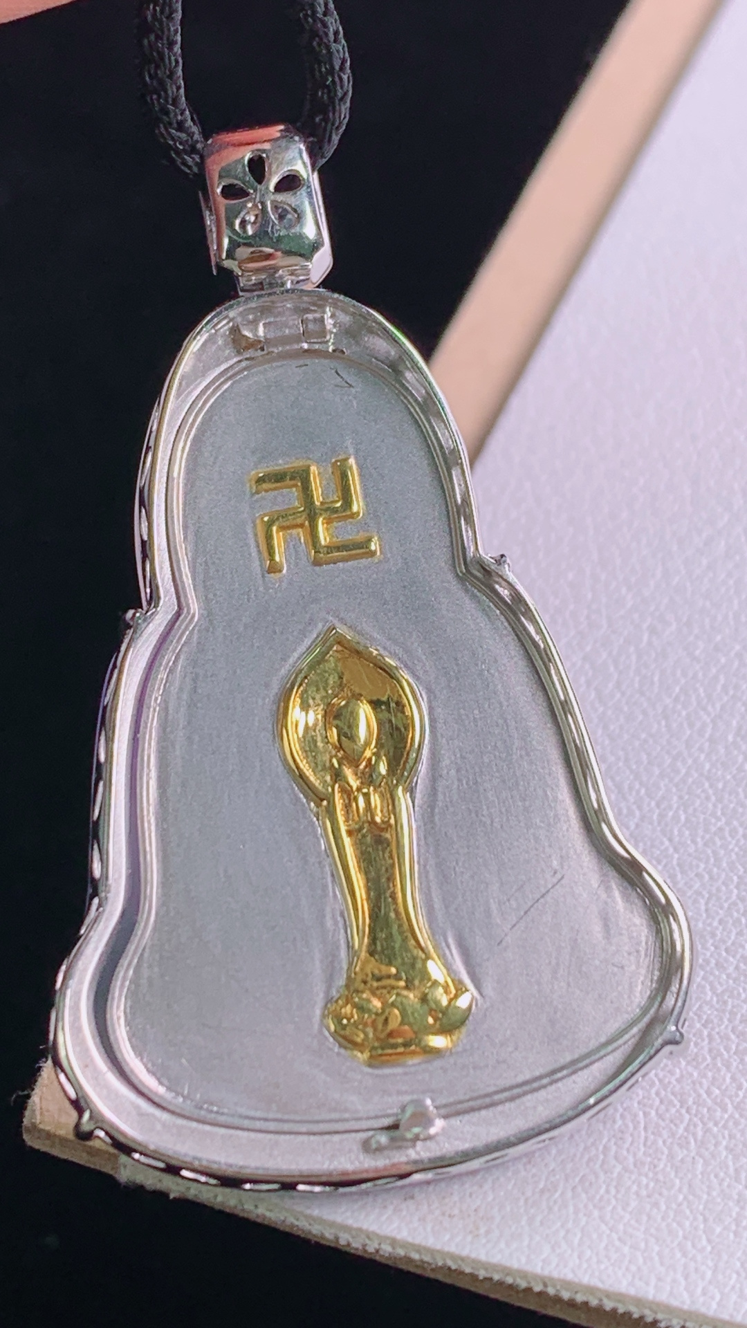 紫飘花观音吊坠，18K重金镶嵌，花色灵动，紫色浓郁，无裂，尺寸:49.2-29.4-7.5，裸石40.9-29.4-5.3mm，23