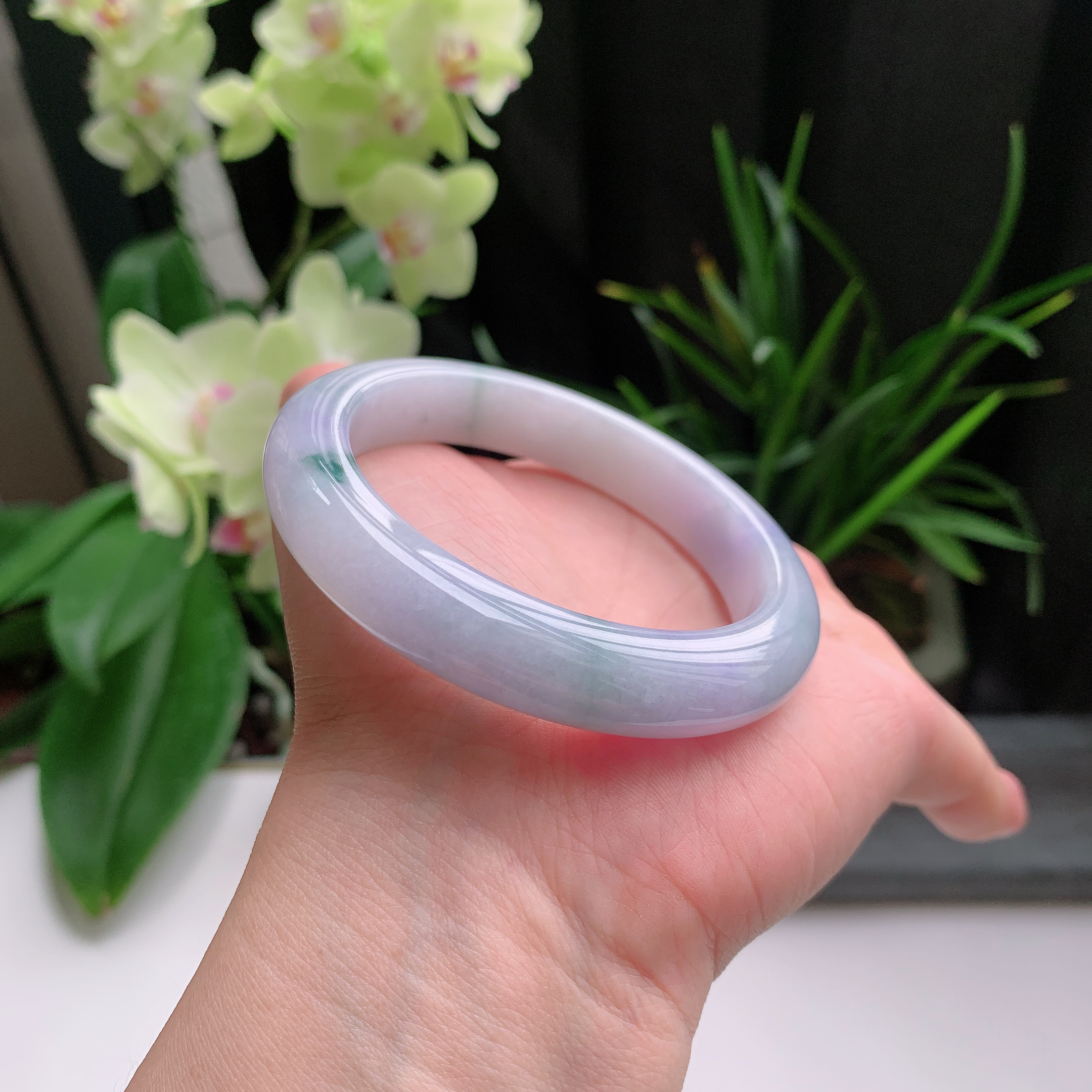 正圈56圈口，天然A货翡翠冰糯种水润淡紫飘绿玉手镯，水润秀丽，飘花灵动，种水十足，视觉甜美可人，恰到好处的美，十分高雅耐看，条形优美，上手优雅大方。62.01