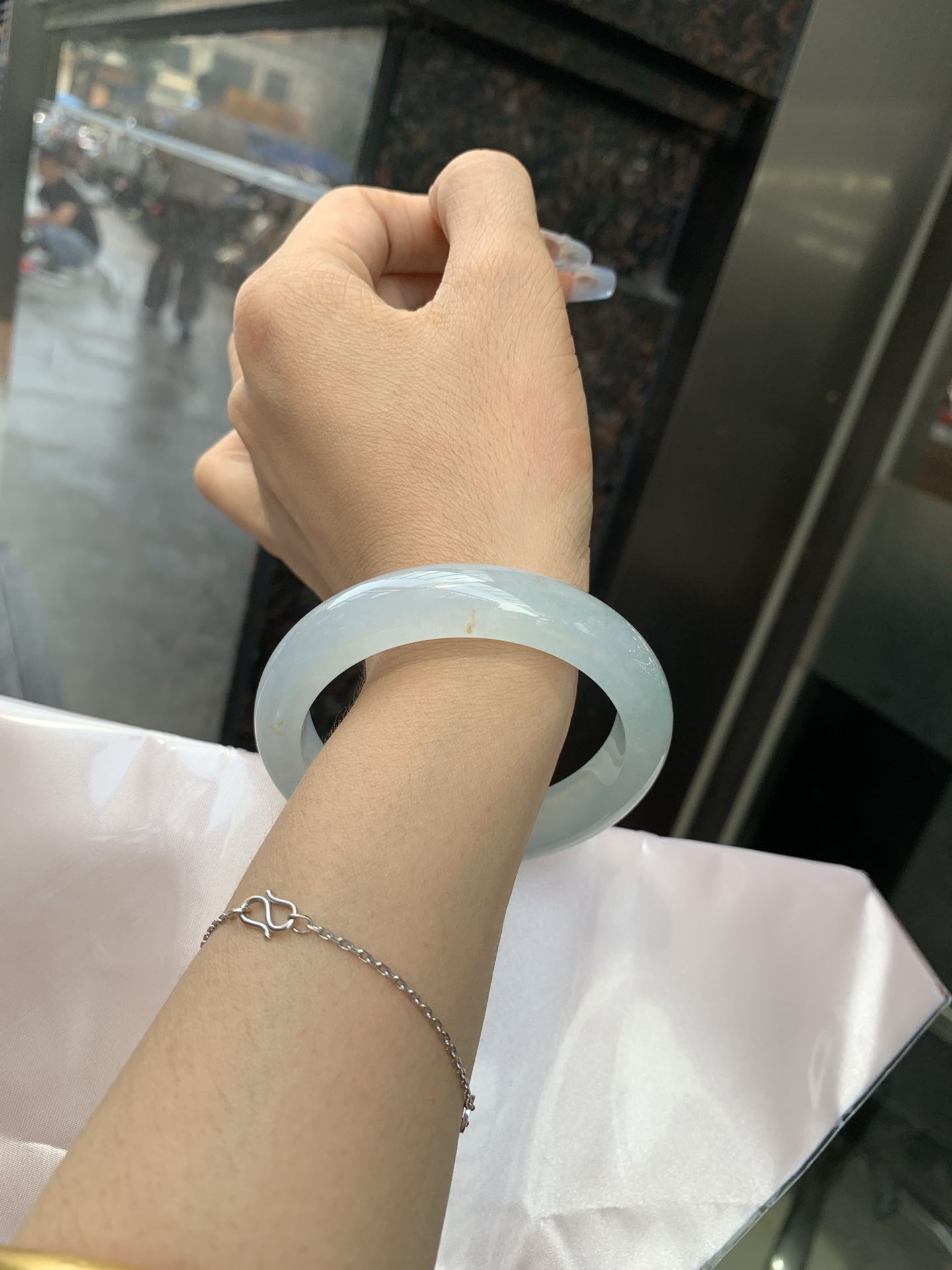 冰飘绿洒金正圈，54.3-8.4-12.1，0428-N560，打灯纹，不扣，玉质冰润细腻，清爽的底子飘一丝阳绿花，鲜活而灵动，犹如新冒的嫩芽，艳丽惹人