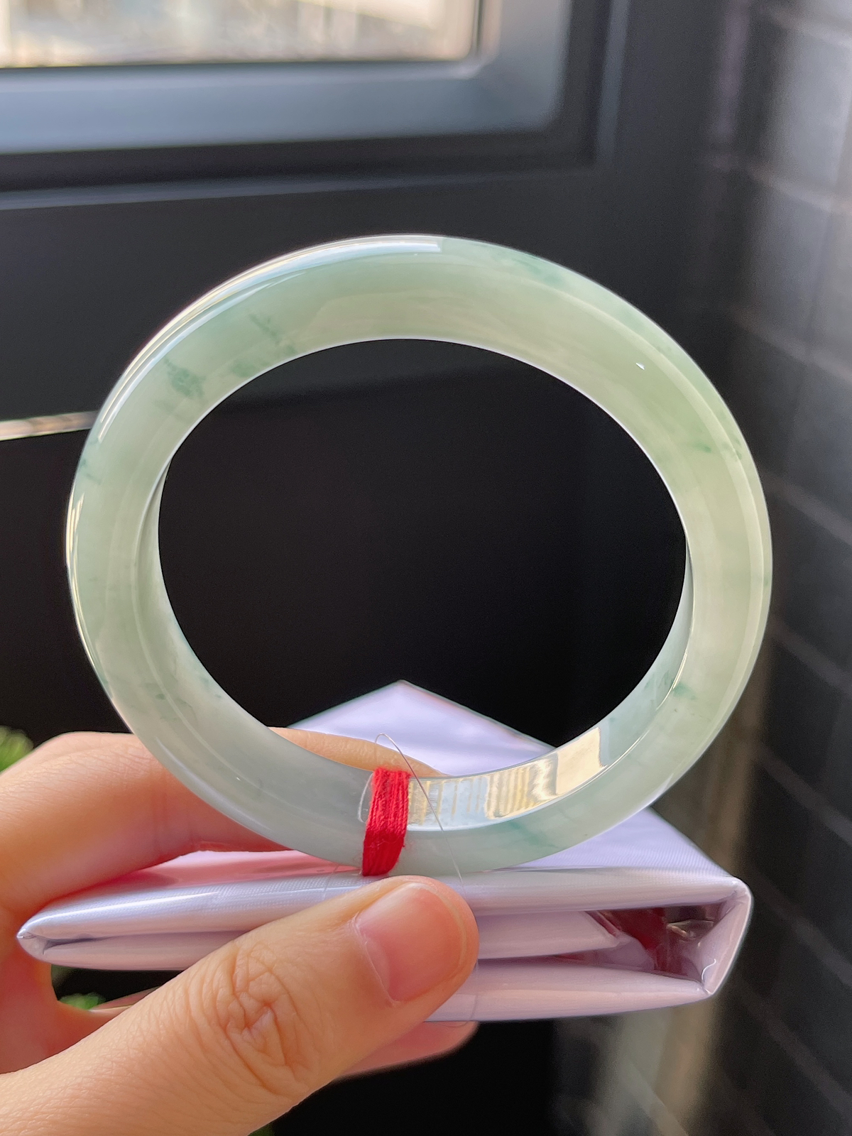 正圈56.8圈口，翡翠糯化种淡绿色手镯