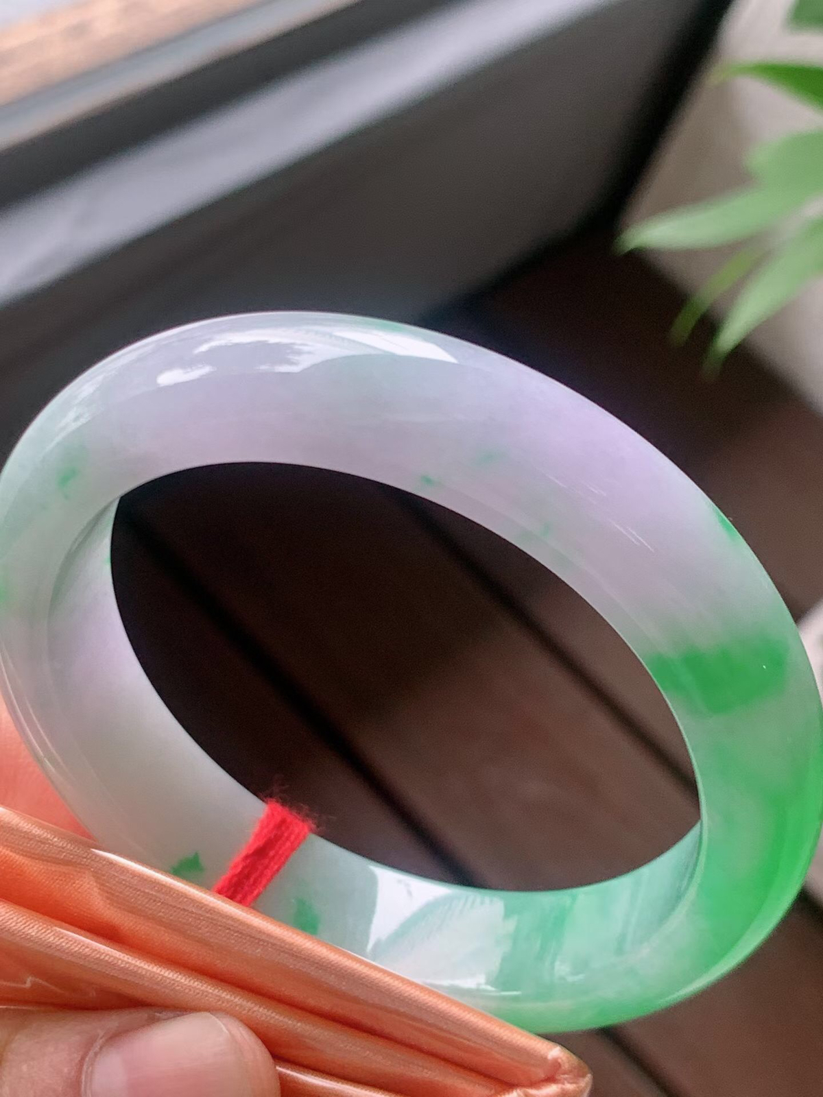 【翡翠名称】冰紫罗兰飘阳绿54.5正圈口手镯
【翡翠尺寸】54.5/12.8/8.3mm适合53.5-56正圈口佩戴
【翡翠描述】宝贝种老水足，玉质细腻，色泽靓丽，性价比高，佩戴效果好！
【其它赠送】权威证书/精美挂绳盒子/支持全国复检