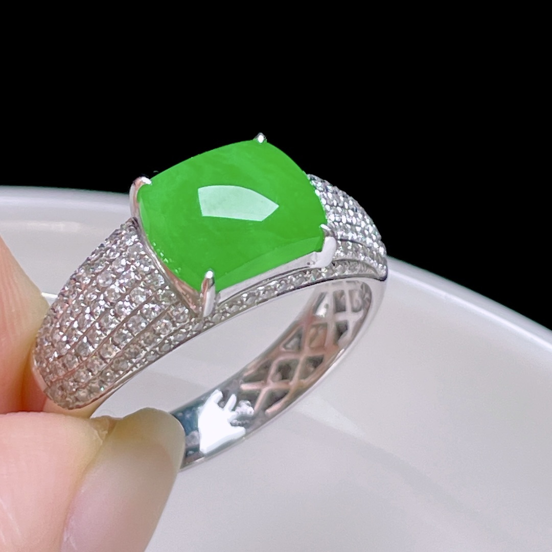 ️ 满色阳绿马鞍戒指，色阳色浓，种老水润，18k金镶嵌，裸石：8.4/6.5/2.2，圈口：14#