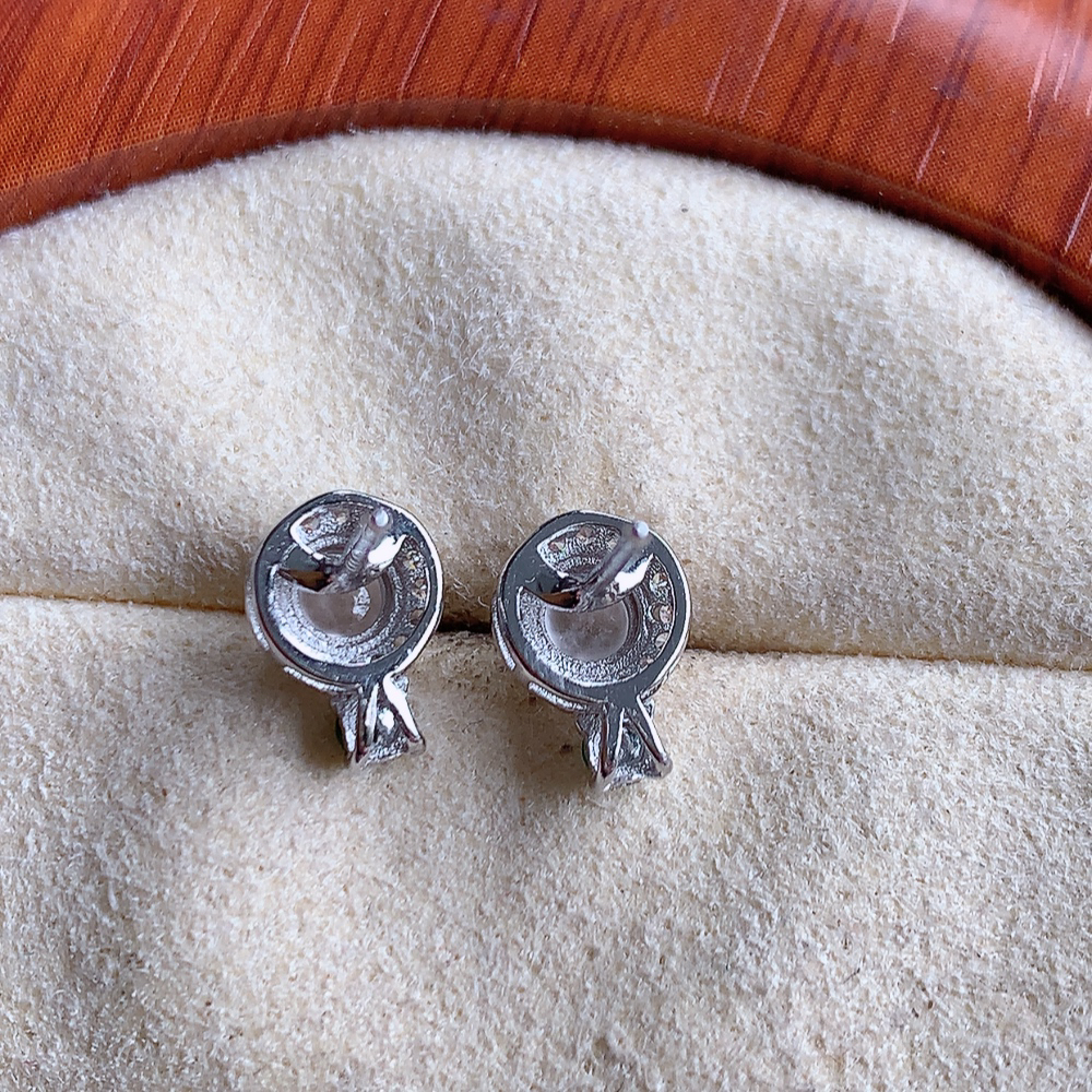 冰翡翠925银镶嵌蛋面耳钉，自然光实拍，翠色灵动，颜色漂亮，种老水足，品相佳，佩戴佳品！W815.27 取一整体尺寸：9.2-6.4-4.8mm  裸石尺寸：4mm