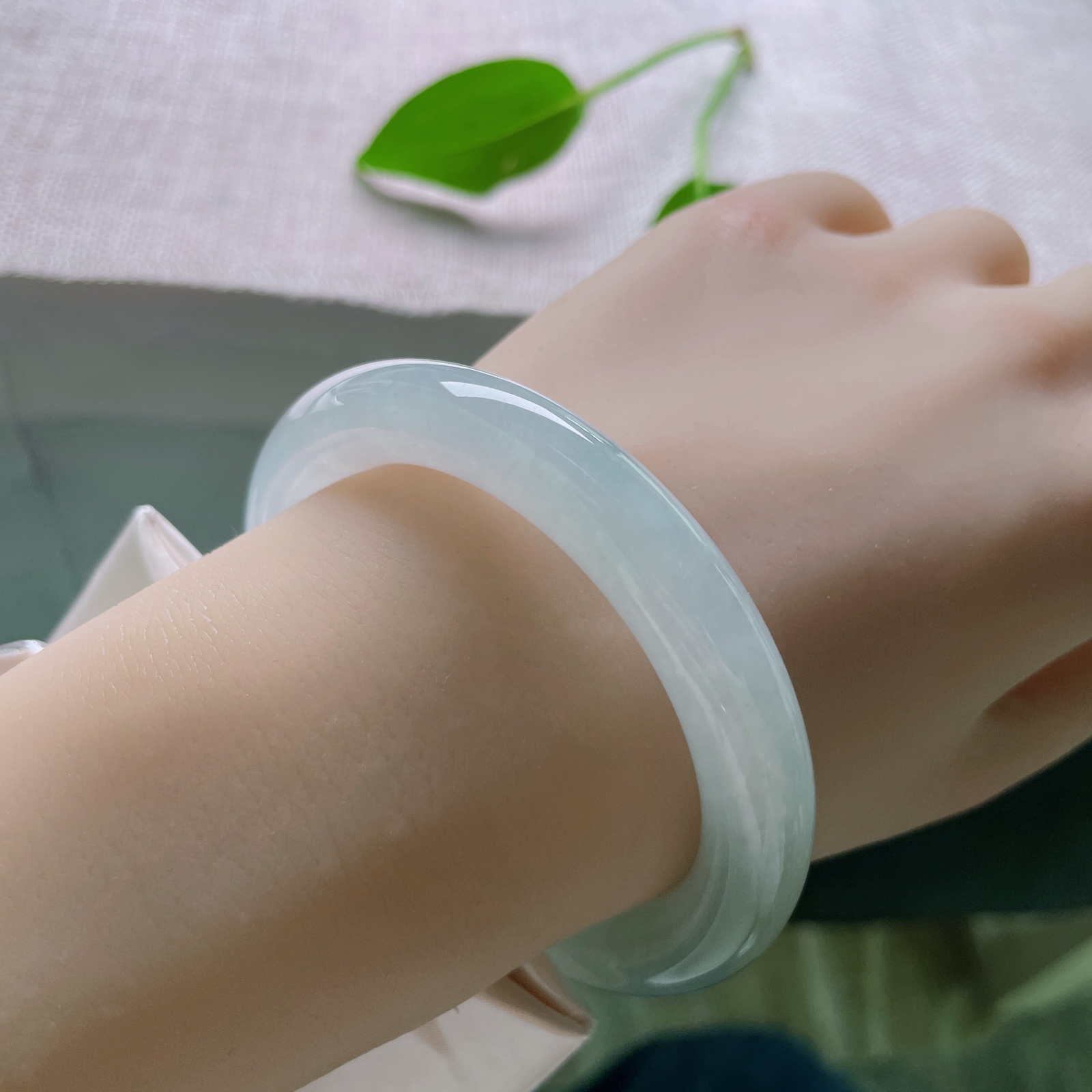 54.2/9.9，冰晴底圆条，不事张扬却自带风骨，于细节处彰显独特品味。洒金，ss50949a..