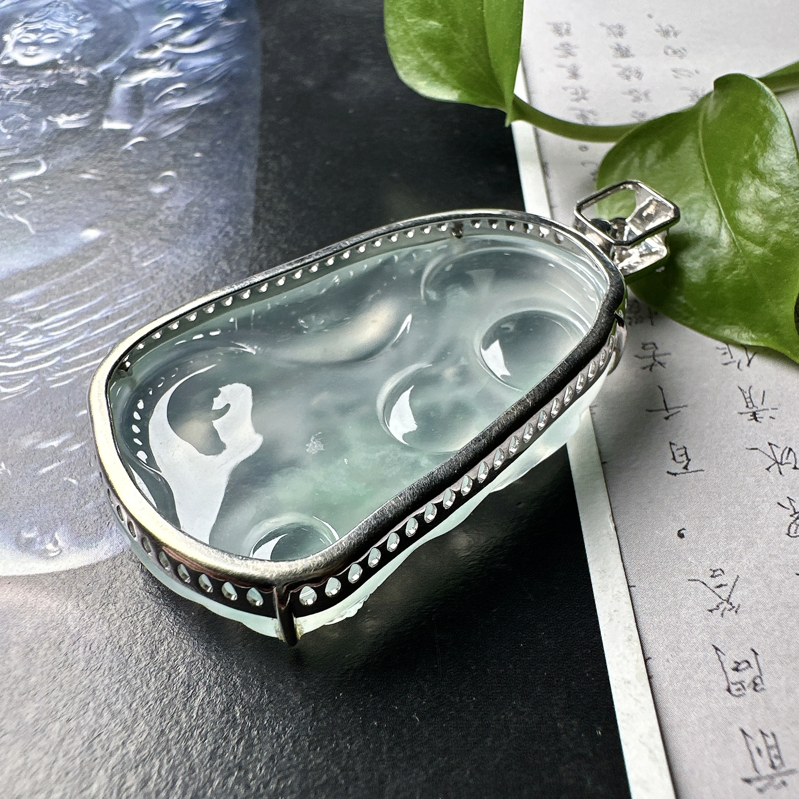 【冰种龙牌】冰润细腻，冰感好，质地很不错。雕工精细，佩戴效果好，18k金钻镶嵌，裸石尺寸45.5*28.4*7毫米