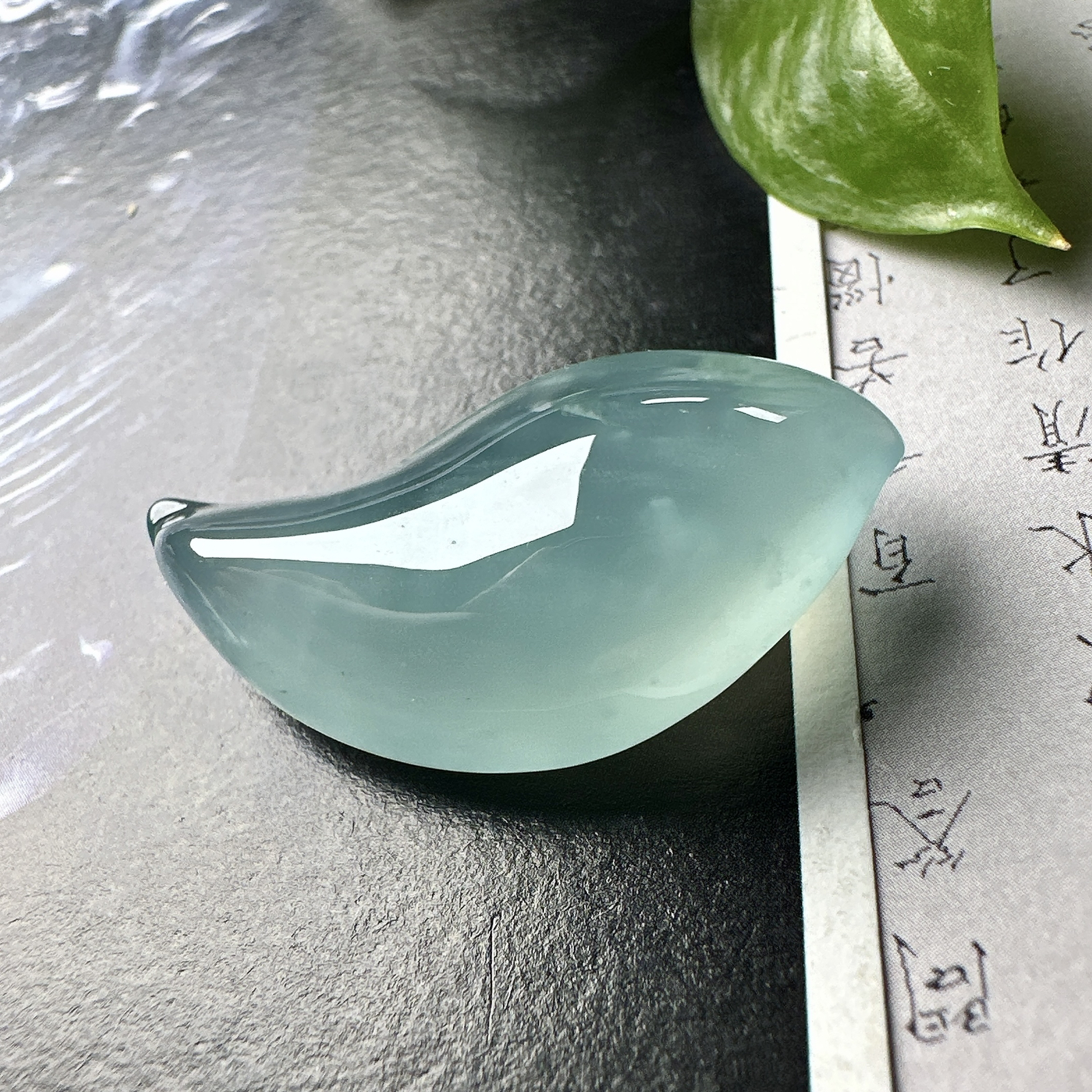 【冰种天空蓝随形吊坠】质地非常细腻干净，冰润十足，种老冰透，收藏品质。