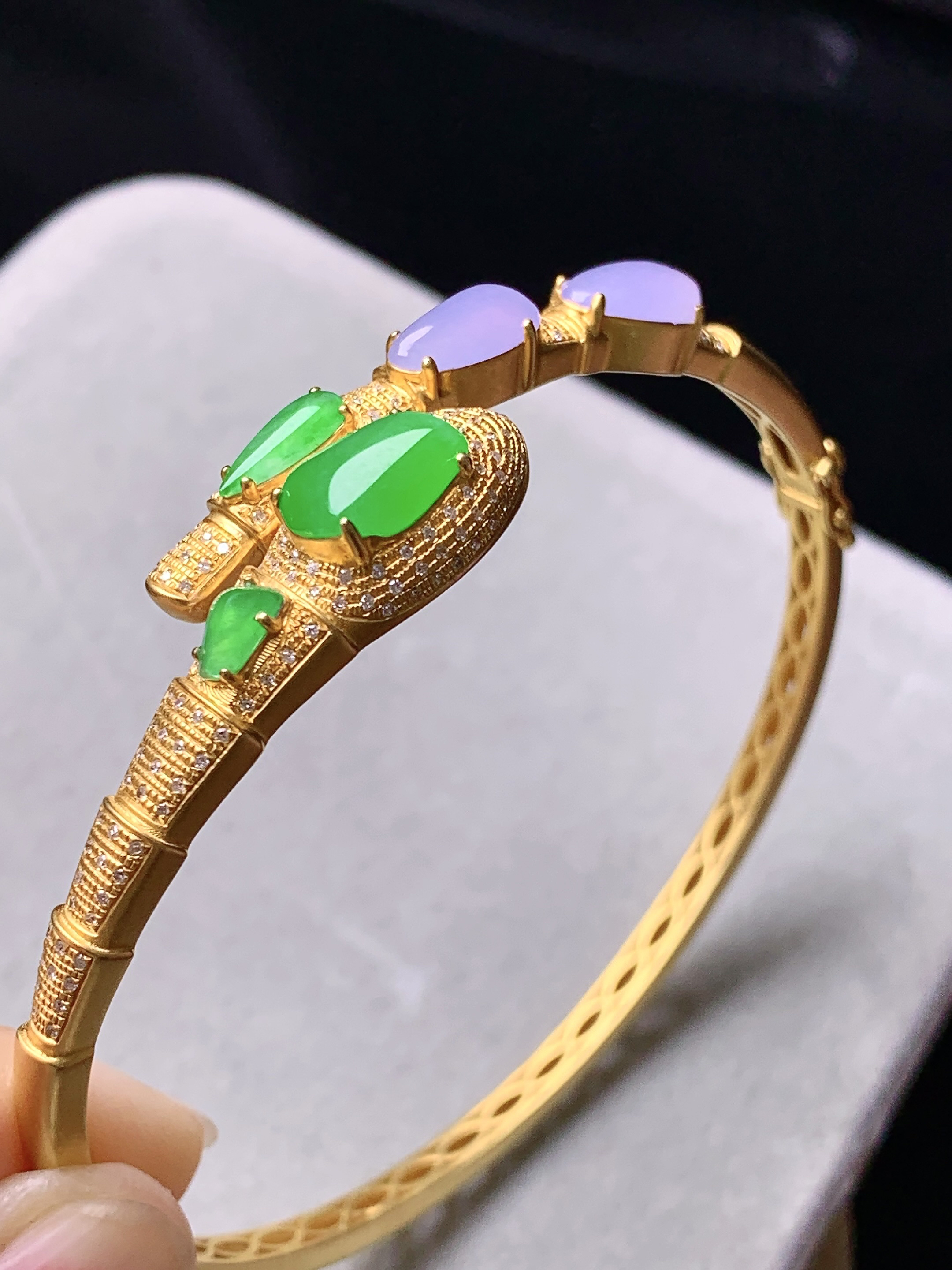 18k金钻镶嵌冰阳绿随形搭配紫罗兰随形手镯 玉质细腻 色泽艳丽清新 水润亮眼 圈口58.8 裸石尺寸8.8*4.6*2.5