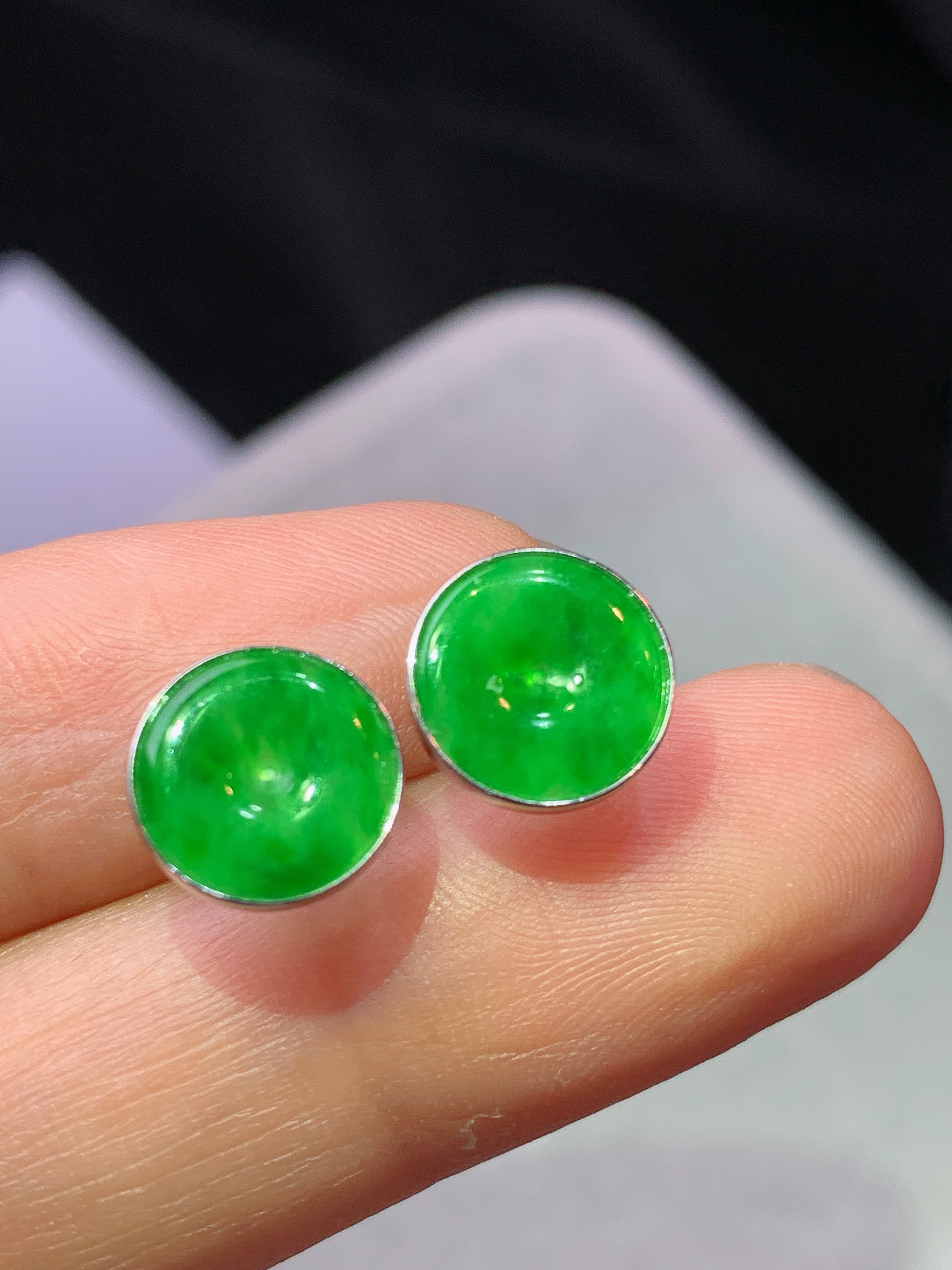 18k金镶嵌阳绿平安扣耳钉 玉质细腻 色泽艳丽清新 水润亮眼 裸石尺寸8.5*2