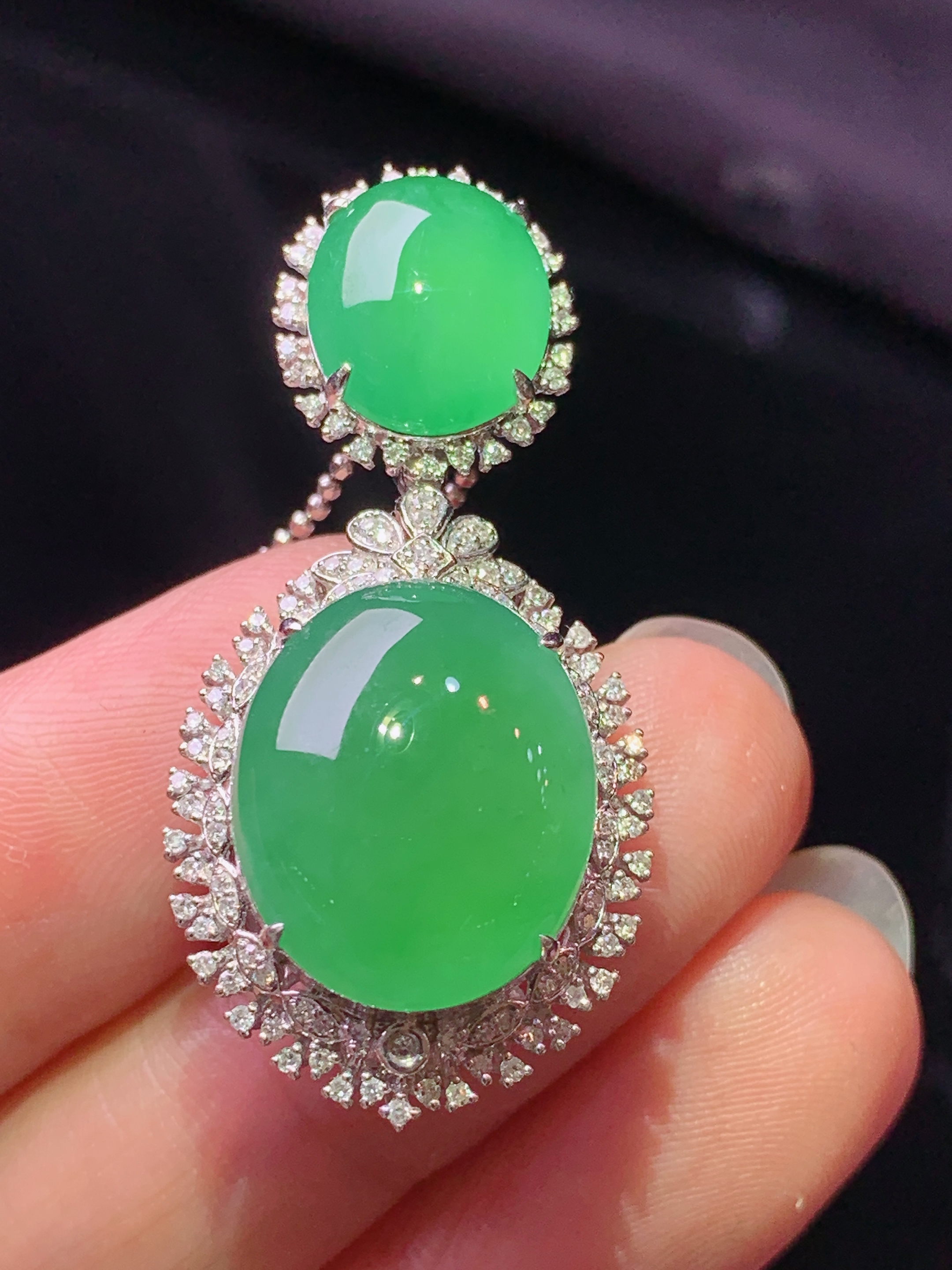 18k金钻镶嵌冰晴绿蛋面吊坠 玉质细腻 色泽艳丽清新 水润亮眼 整体尺寸38.3*18.2*13.2x2