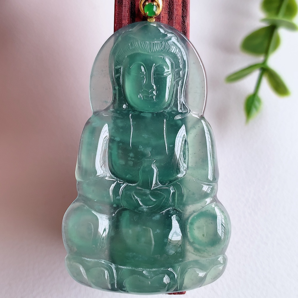 18k金扣蓝冰精雕观音吊坠，法相端庄大气，工艺精湛，种色浓郁，细腻饱满冰润，种老水足，收藏佳品，佩戴大气  W03.27   尺寸：49-30-3.5mm