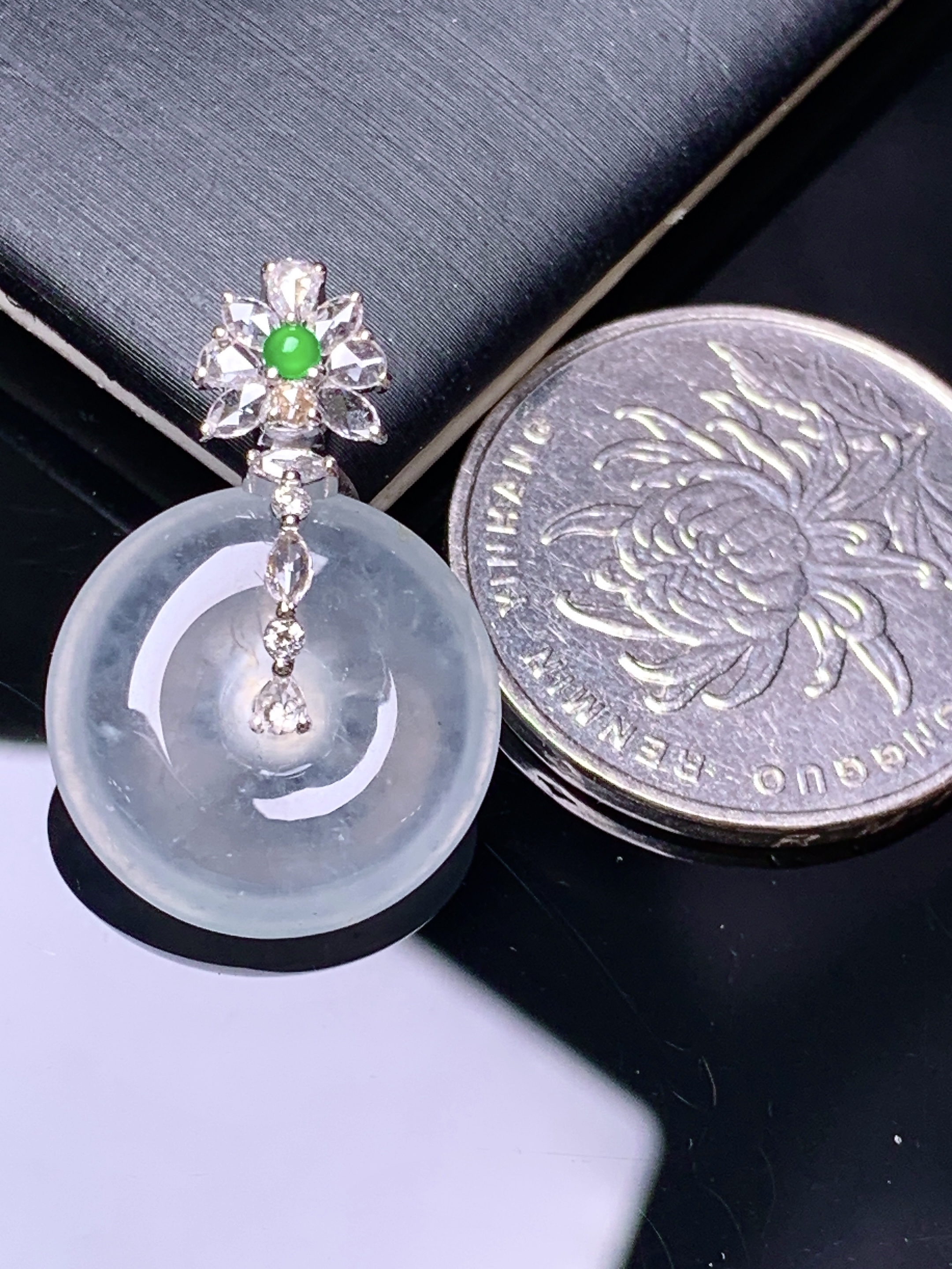 18k金钻镶嵌冰种平安扣吊坠 玉质细腻 色泽艳丽清新 水润亮眼 整体尺寸25.3*17*5.5b12