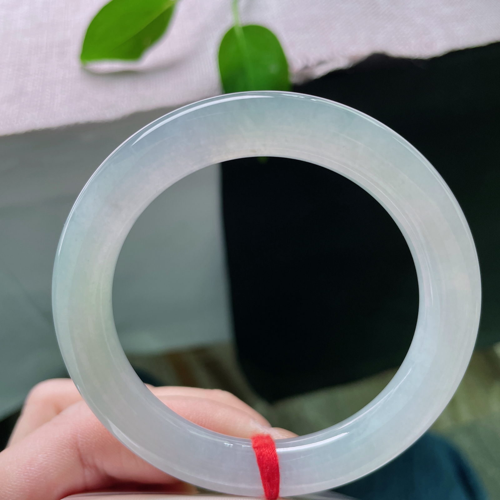 54.2/9.9，冰晴底圆条，不事张扬却自带风骨，于细节处彰显独特品味。洒金，ss50949a..