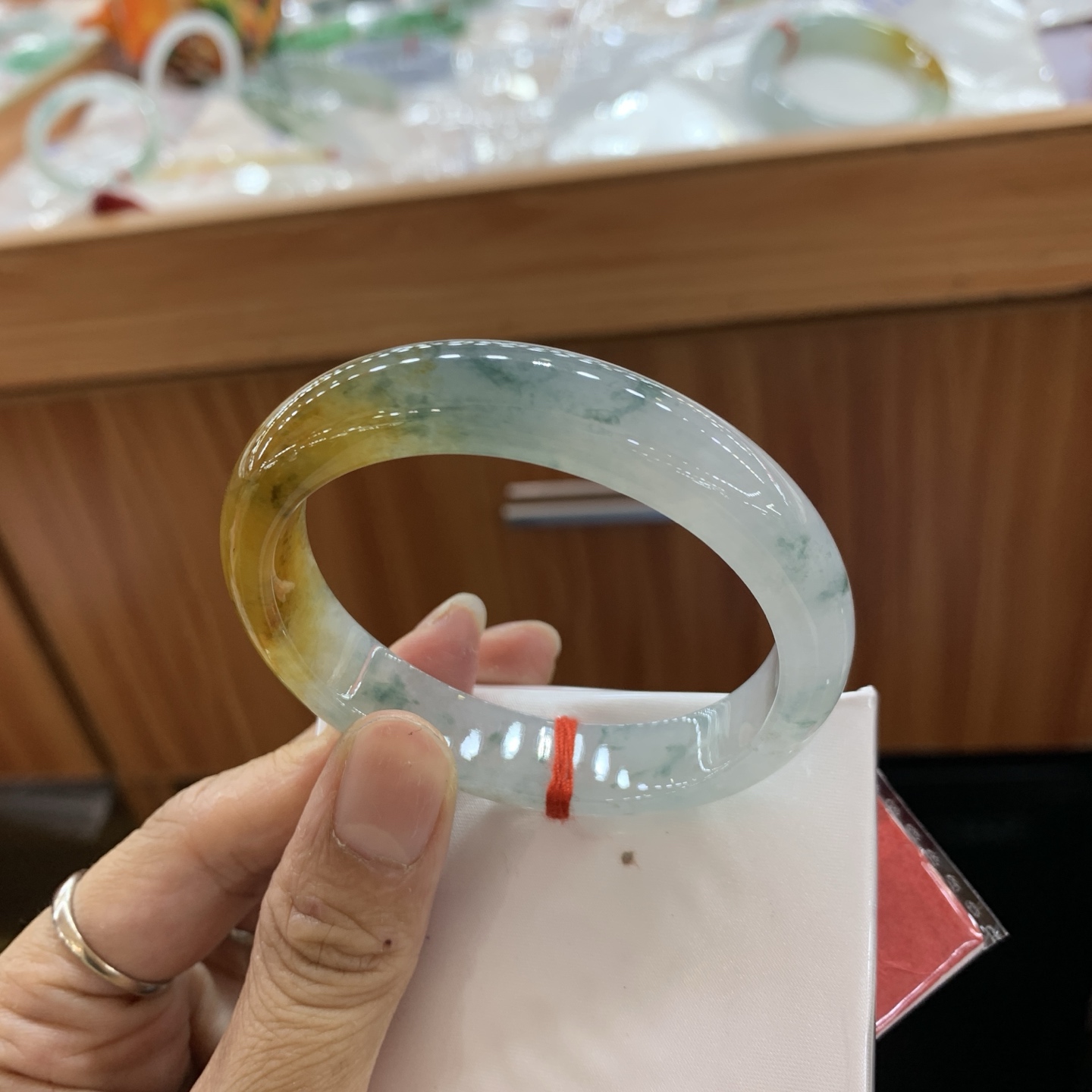 042726JM，黄翡飘花贵妃翡翠手镯，54-47.5-12-7.2