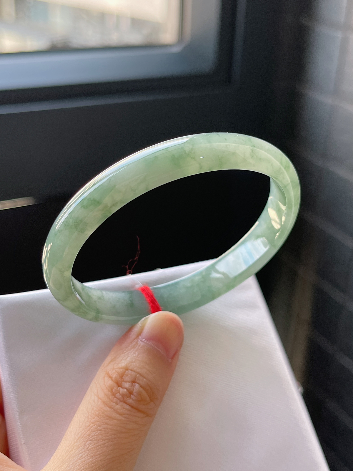 贵妃镯55.4圈口，翡翠冰糯种飘绿手镯