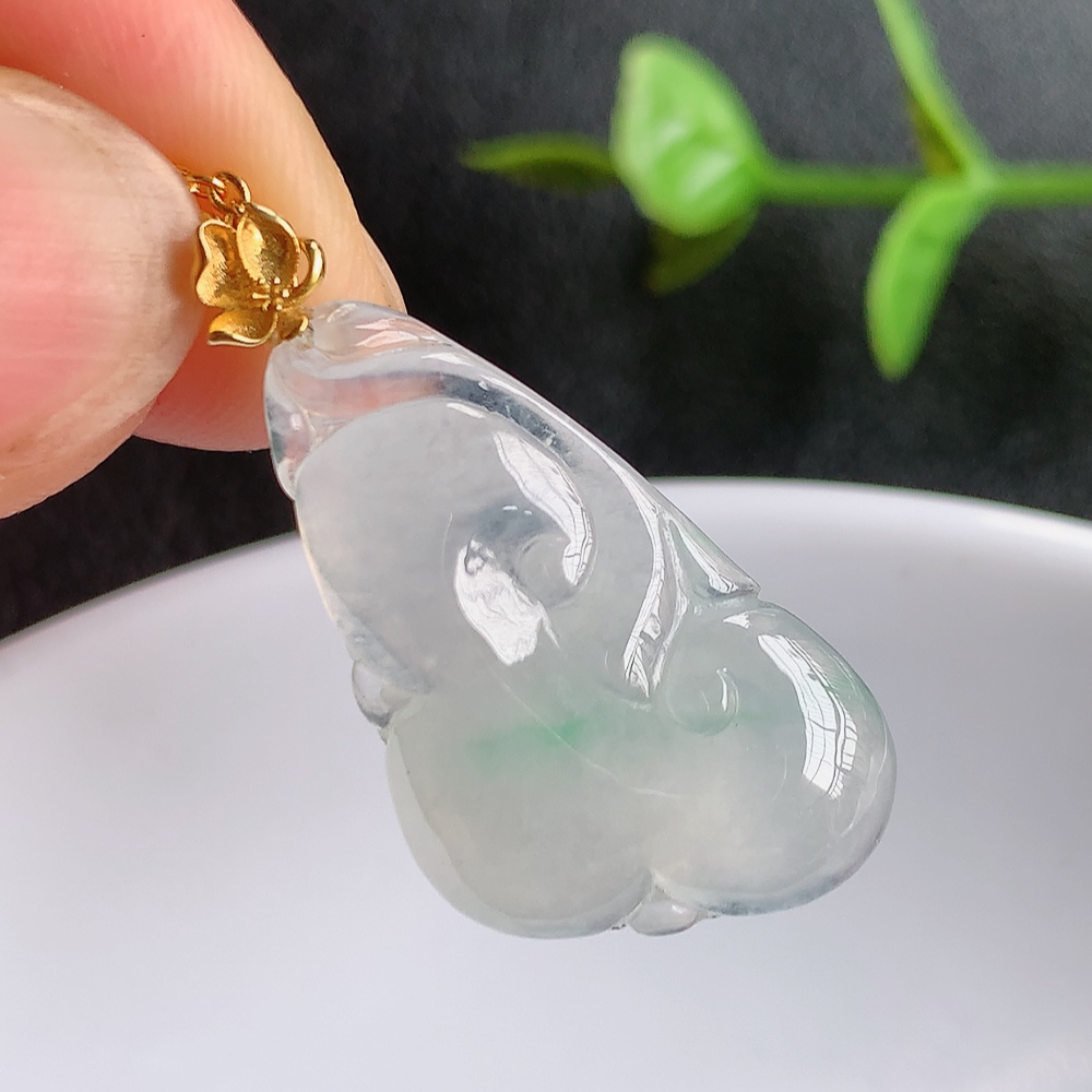 18k金扣冰润飘花吉祥如意翡翠吊坠  寓意“万事如意，吉祥如意,福寿绵长 心想事成”饱满大气，通透水润  W03.27  尺寸：25.8-15.2-4.8mm