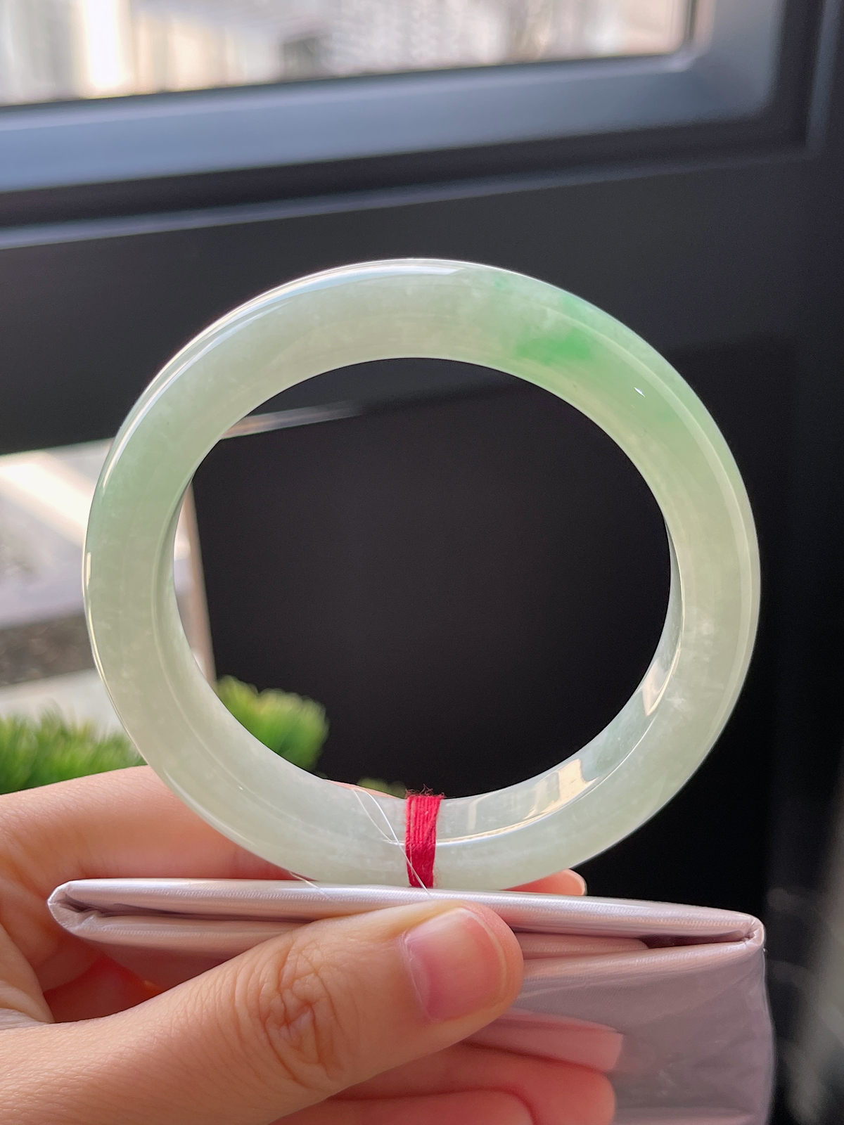 正圈56.5圈口，翡翠冰糯种飘绿手镯