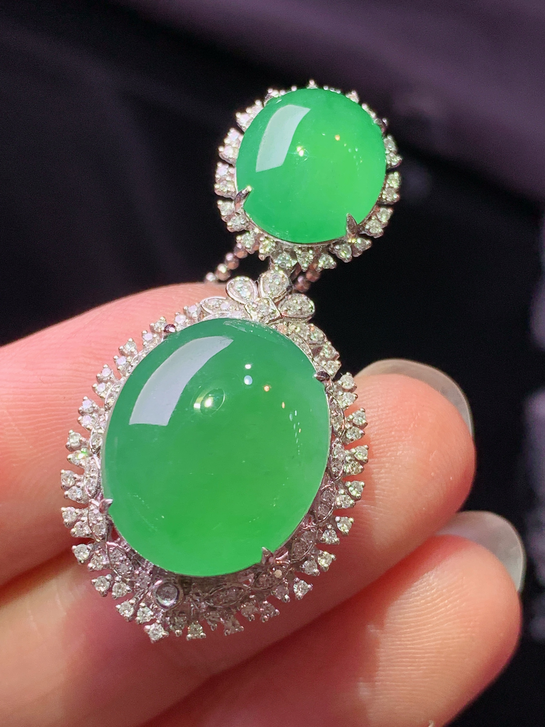 18k金钻镶嵌冰晴绿蛋面吊坠 玉质细腻 色泽艳丽清新 水润亮眼 整体尺寸38.3*18.2*13.2x2