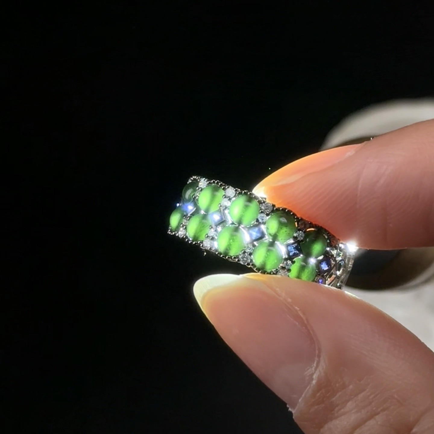 精品18k墨翠珠子女戒 种好色正 黑度极好 打灯通透 油性十足