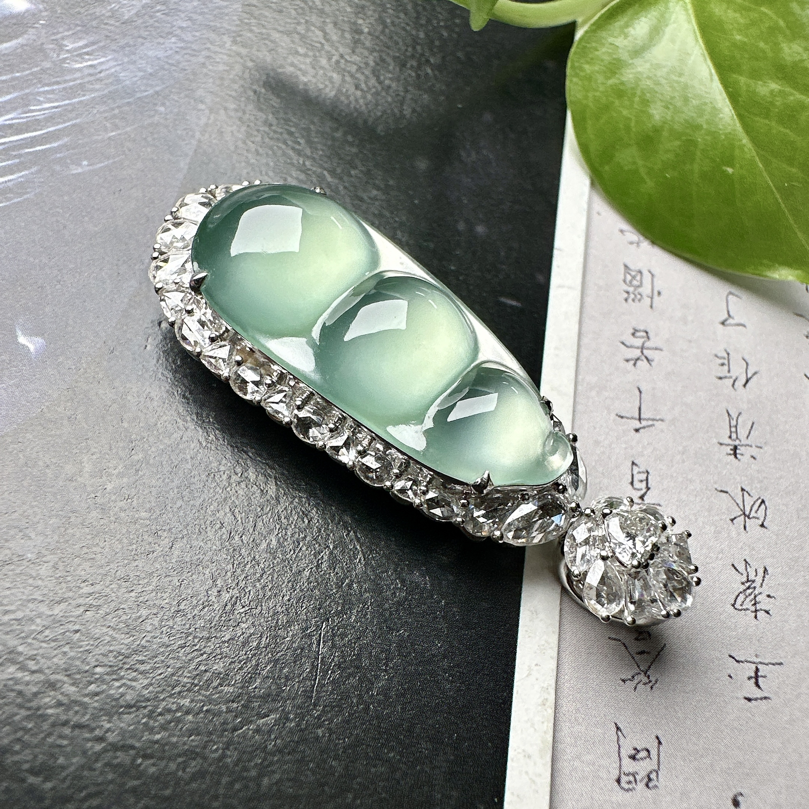 【冰种晴绿福豆吊坠】种地上乘，冰感十足，通透起光，饱满圆润，收藏品质，18k金钻镶嵌，裸石尺寸26.2*12*4.2毫米