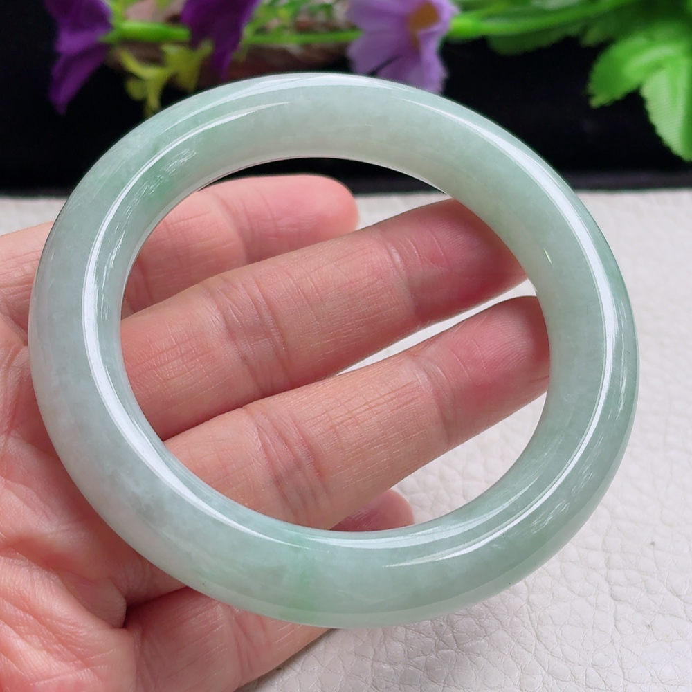 n实拍55*10.8*11.2美人镯 缅甸翡翠a货手镯浅绿圆条玉镯子