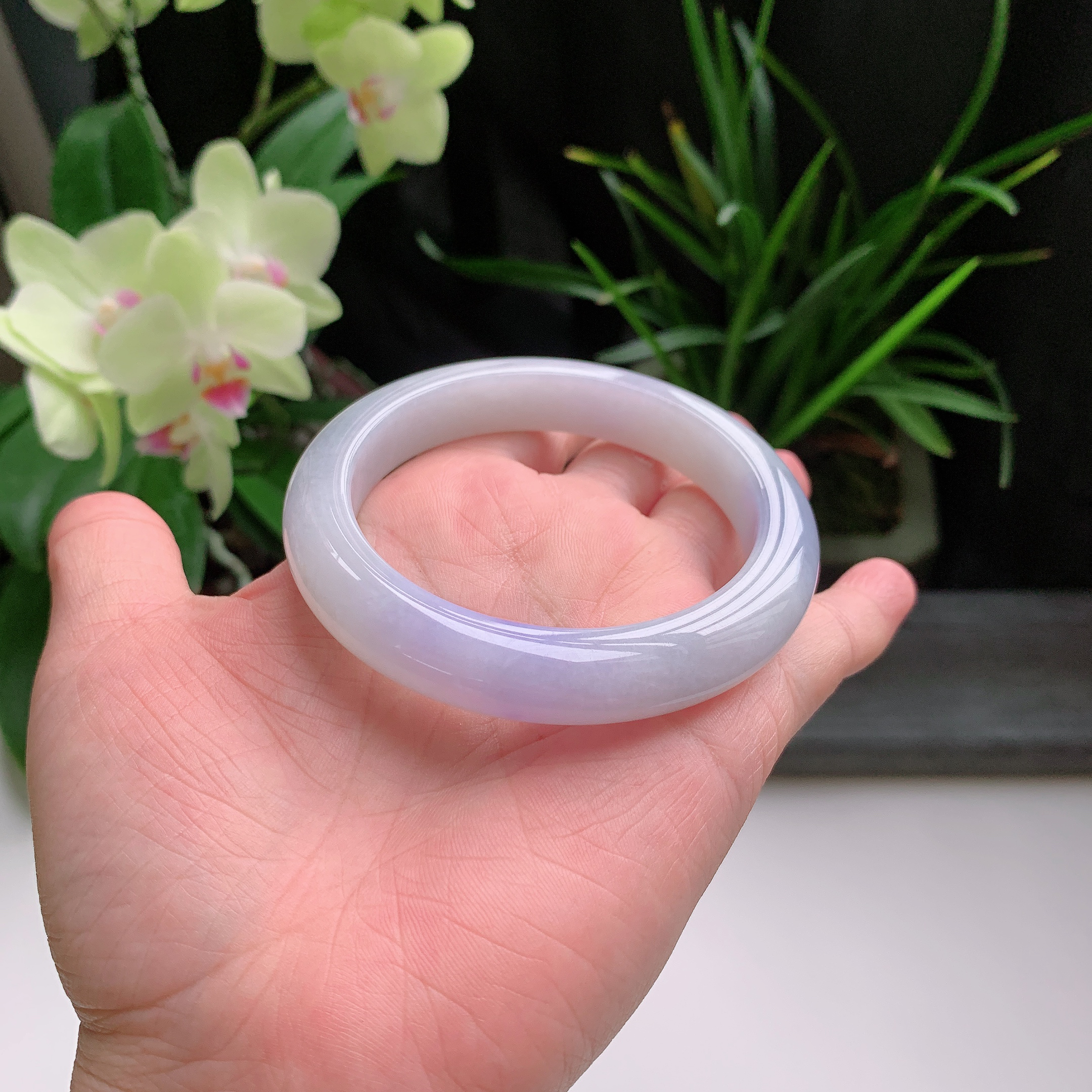 正圈58圈口，天然A货翡翠冰糯种水润飘紫玉手镯，水润秀丽，飘花灵动，种水十足，视觉甜美可人，恰到好处的美，十分高雅耐看，条形优美，上手优雅大方。68.00