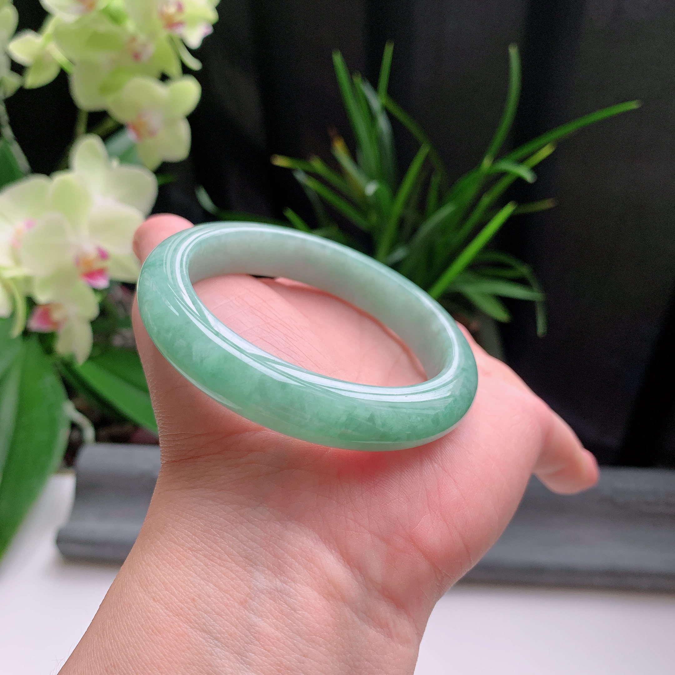 正圈54圈口，天然A货翡翠冰糯种水润飘绿玉手镯，水润秀丽，飘花灵动，种水十足，视觉甜美可人，恰到好处的美，十分高雅耐看，条形优美，上手优雅大方。52.47