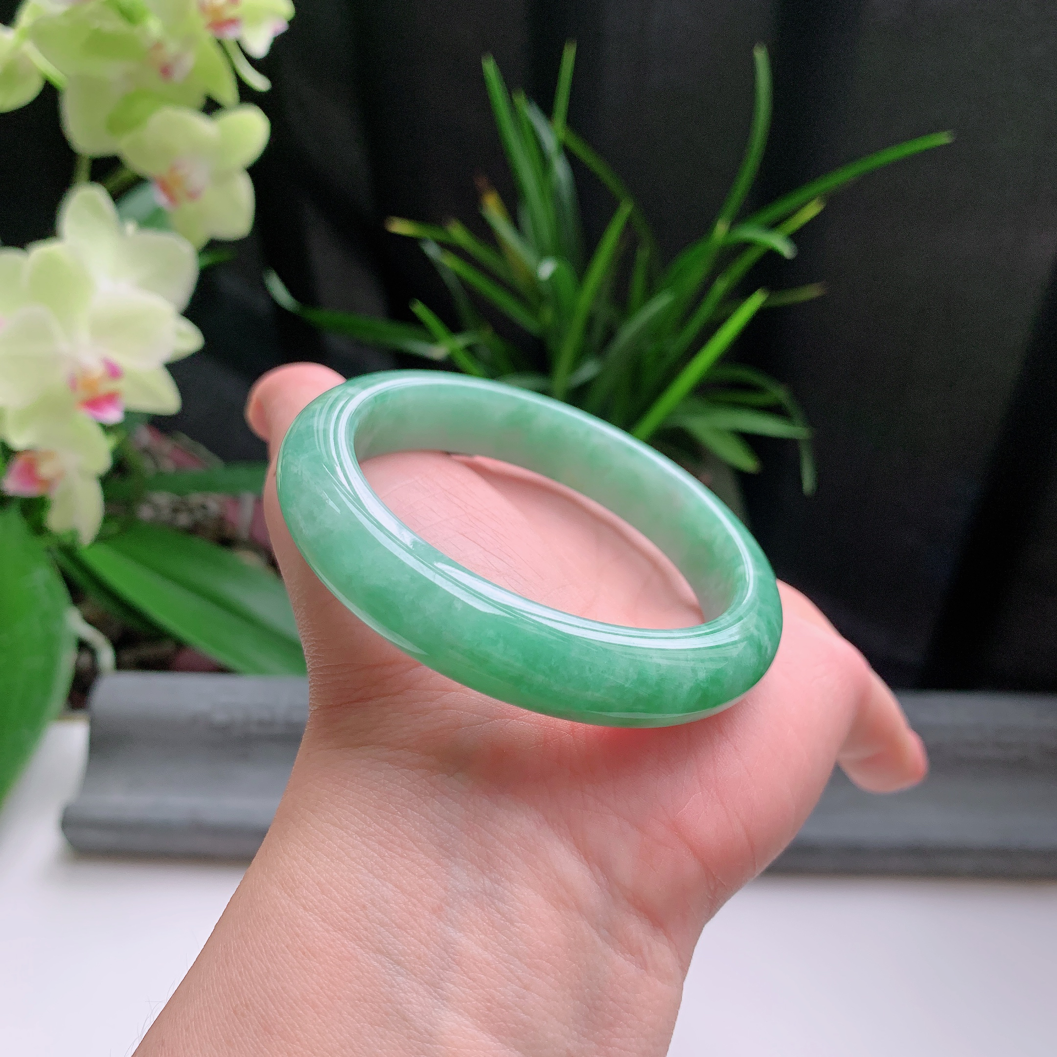 正圈55圈口，天然A货翡翠冰糯种水润飘绿玉手镯，水润秀丽，飘花灵动，种水十足，视觉甜美可人，恰到好处的美，十分高雅耐看，条形优美，上手优雅大方。57.13