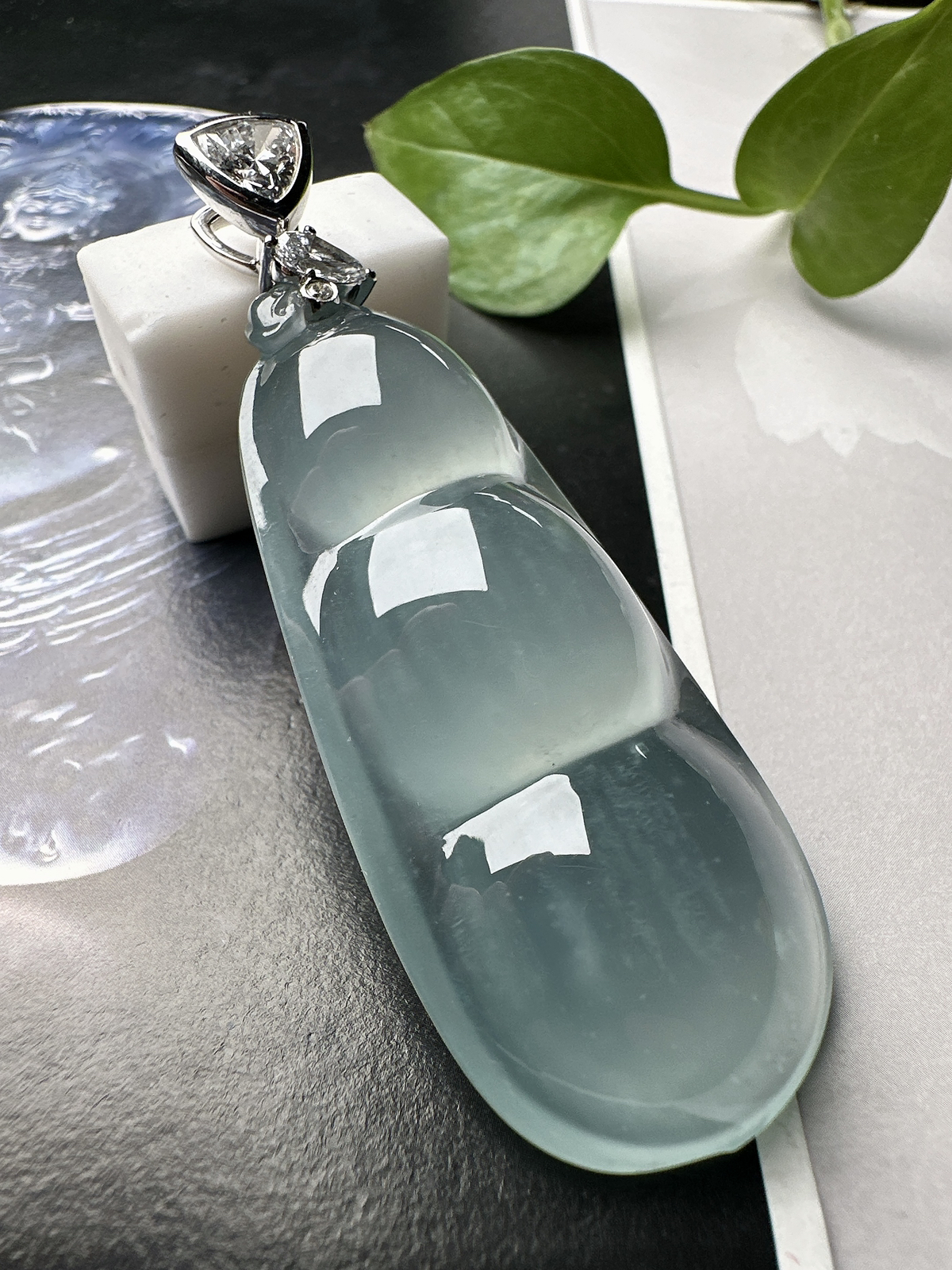 【冰种天空蓝福豆吊坠】种地上乘，冰感十足，通透起光，饱满圆润，收藏品质，18k金钻镶嵌，裸石尺寸53.2*23.5*10.1毫米