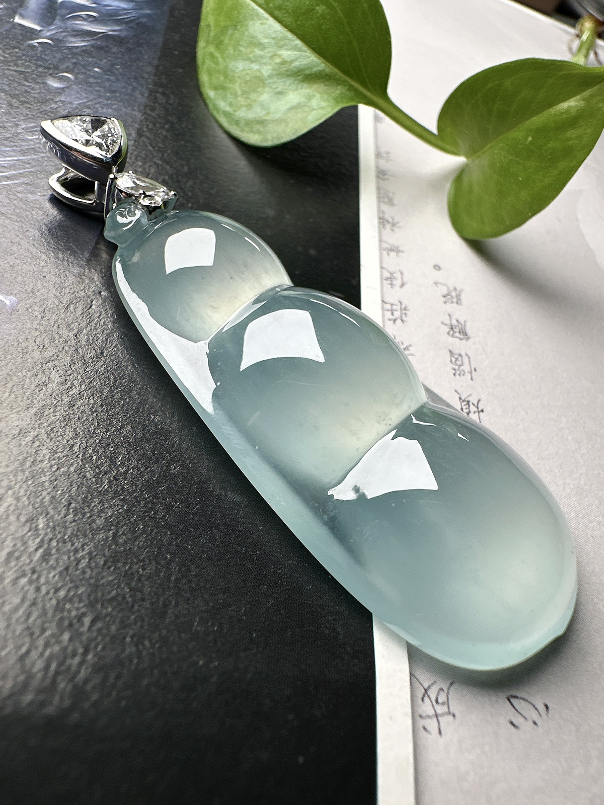 【冰种天空蓝福豆吊坠】种地上乘，冰感十足，通透起光，饱满圆润，收藏品质，18k金钻镶嵌，裸石尺寸53.2*23.5*10.1毫米