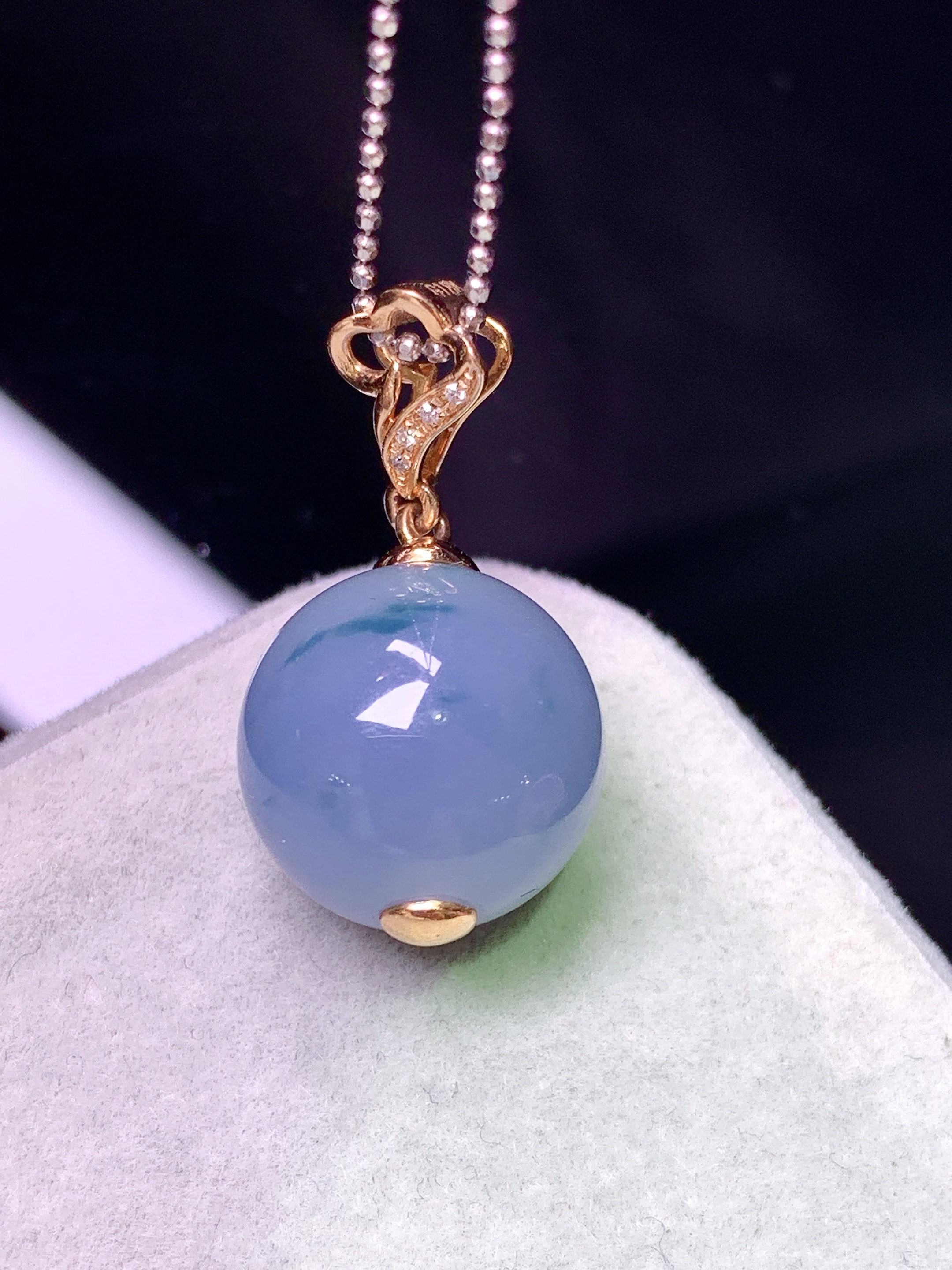 18k金钻镶嵌紫罗兰飘绿圆珠吊坠 玉质细腻 色泽艳丽清新 水润亮眼 整体尺寸25.2*13*2x