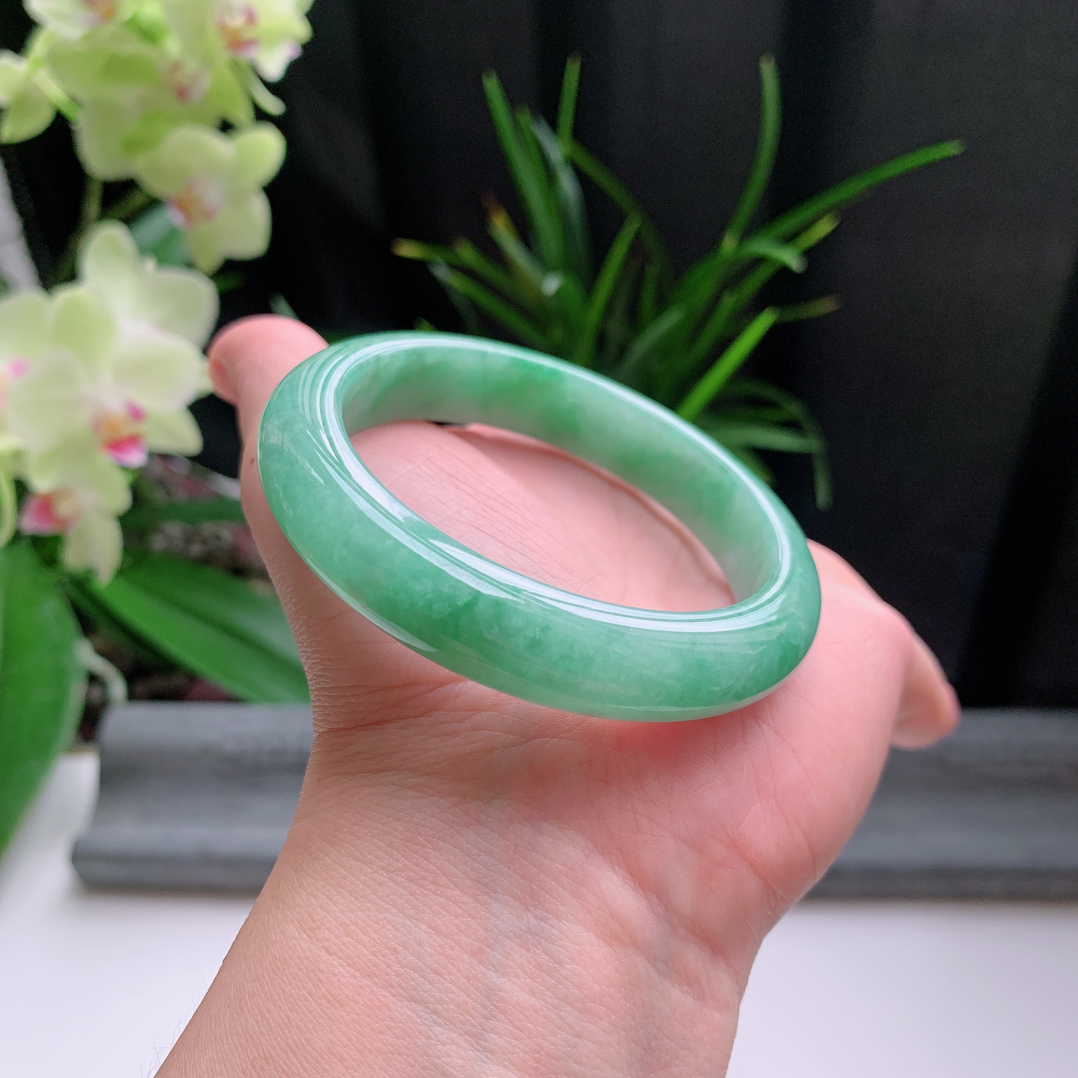 正圈55圈口，天然A货翡翠冰糯种水润飘绿玉手镯，水润秀丽，飘花灵动，种水十足，视觉甜美可人，恰到好处的美，十分高雅耐看，条形优美，上手优雅大方。57.13