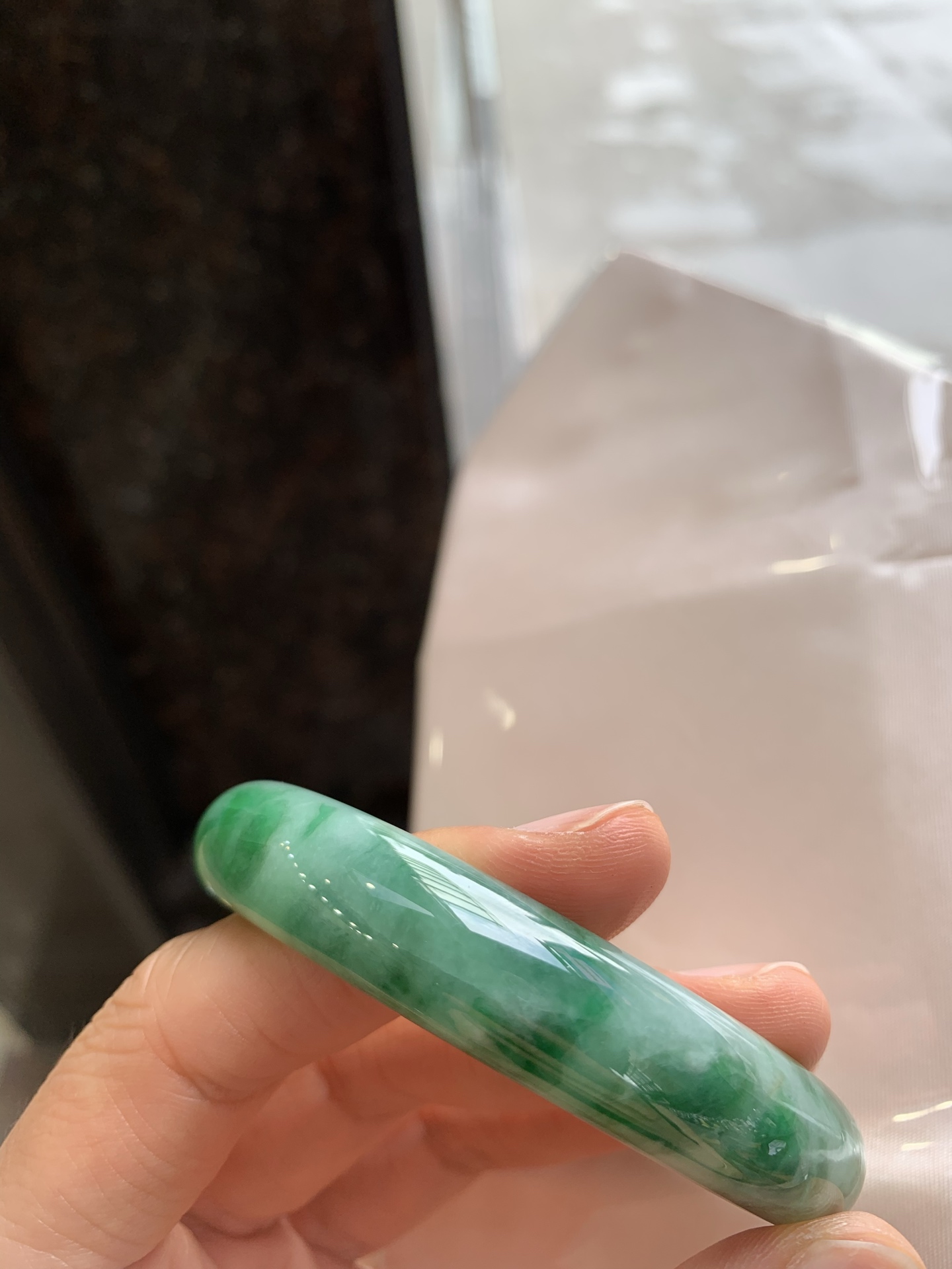 正圈飘绿，有纹、有裂，尺寸：59/12.7/8.1，大圈口