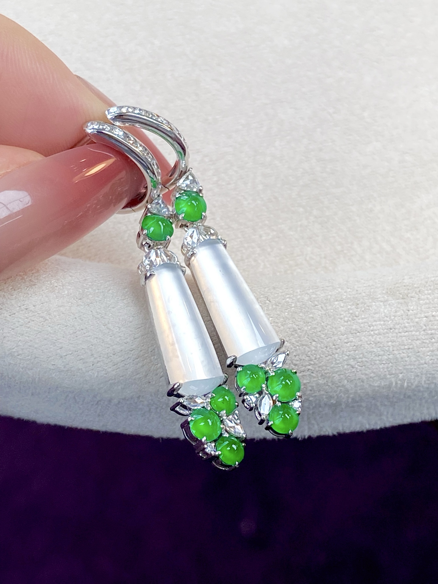 ️玻璃种无事牌耳坠，茅台白灯泡，在每一寸细腻的光里藏着无穷贵气，点缀小绿蛋更添韵味，上耳那一刻赢麻了：49.4/7.5/5.3，裸石：15.8/7.5/3.6mm，无裂