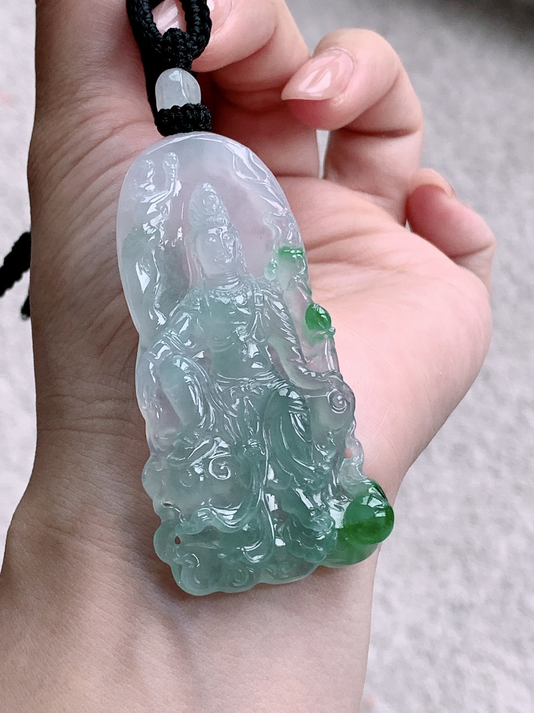 冰飘绿花自在观音牌吊坠，缅料，无裂，性比高，飘花，冰润满胶，细腻，水头足，俏色巧雕，67.4/33