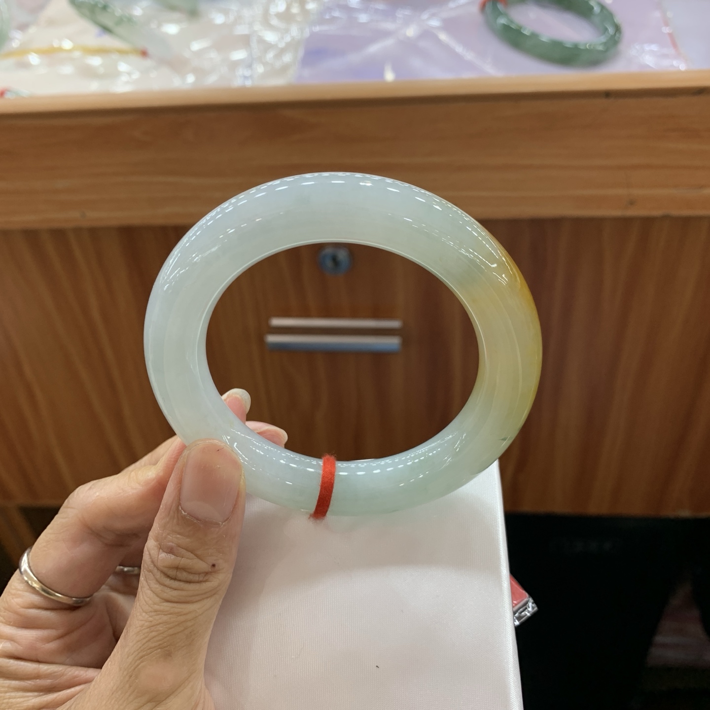 042725JM，飘黄翡圆条翡翠手镯，56.2-12.1