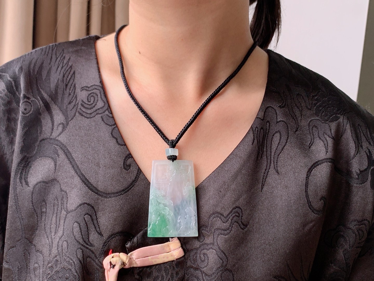 冰飘绿花大山水牌吊坠，缅料，无裂，性比高，飘花，冰透，59.5/39.2/5.7，34.8克，编号