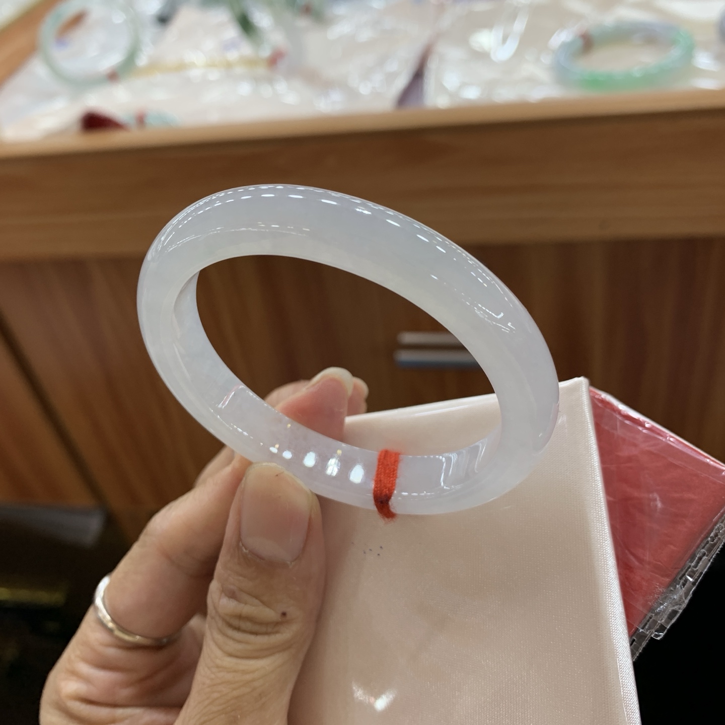 042705CZ，飘绿贵妃翡翠手镯，52-45-9.6-7.4