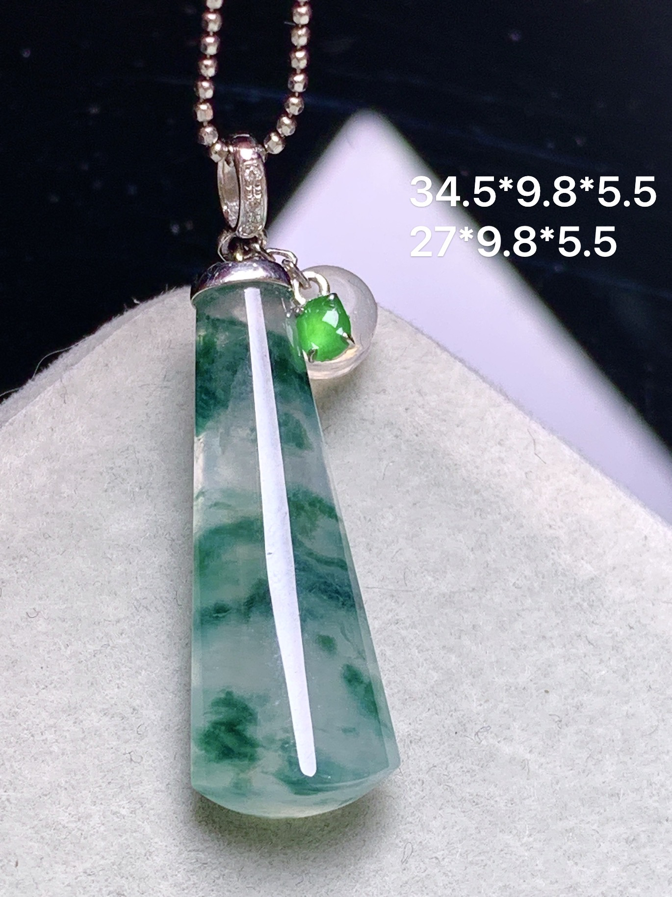 18k金钻镶嵌冰飘花玉柱吊坠 玉质细腻 色泽艳丽清新 水润亮眼 整体尺寸34.5* 9.8*5.5b1