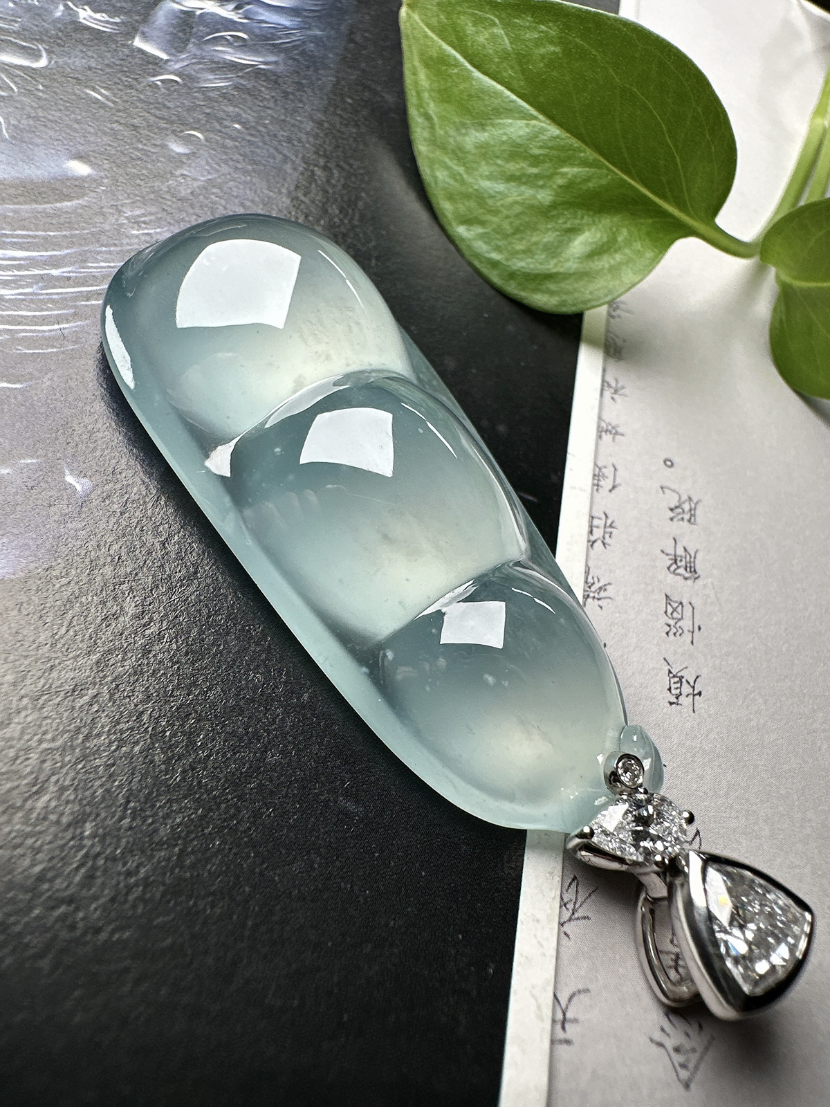 【冰种天空蓝福豆吊坠】种地上乘，冰感十足，通透起光，饱满圆润，收藏品质，18k金钻镶嵌，裸石尺寸53.2*23.5*10.1毫米