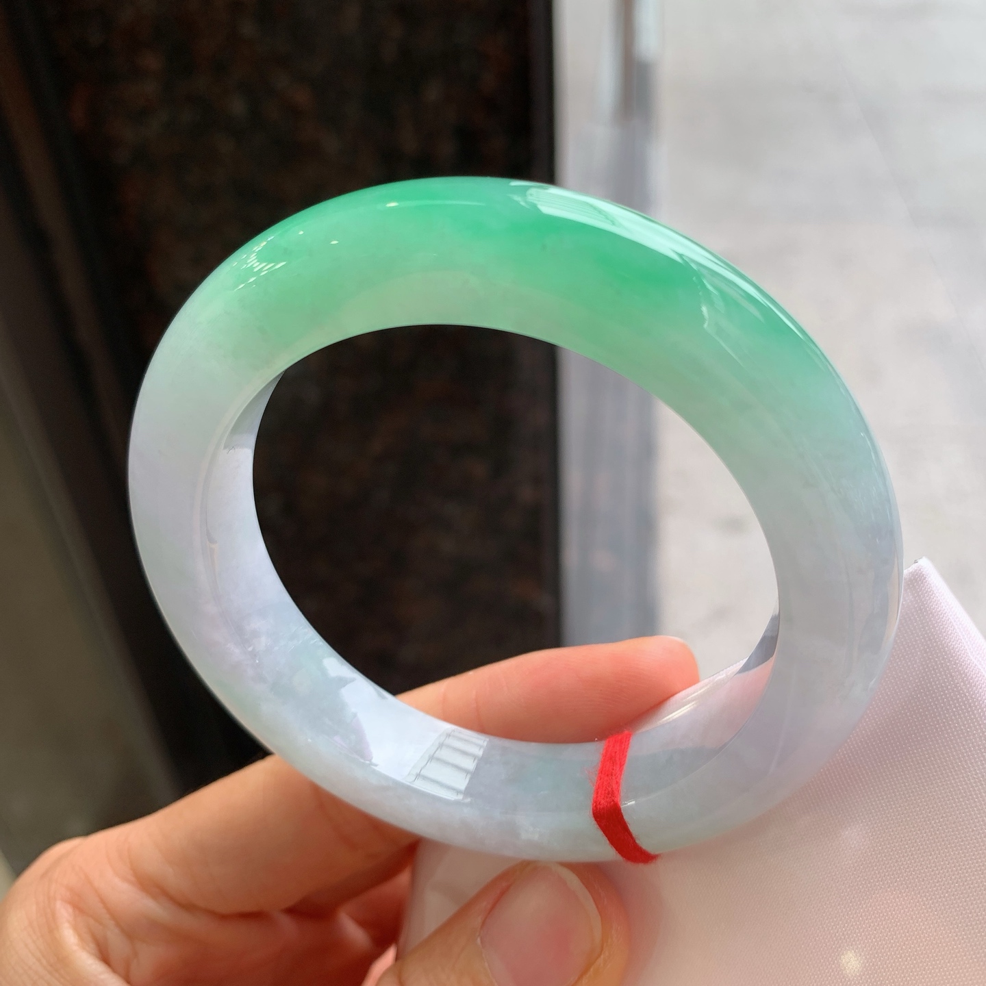 正圈飘绿，有纹，尺寸：57/11.8/11，色阳绿