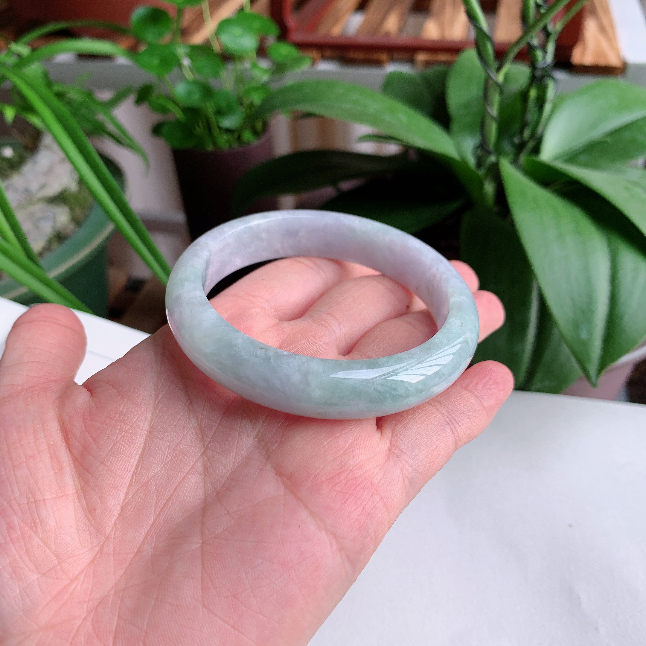 正圈58圈口，天然A货翡翠冰糯种水润飘绿玉手镯，水润秀丽，飘花灵动，种水十足，视觉甜美可人，恰到好处的美，十分高雅耐看，条形优美，上手优雅大方。61.34