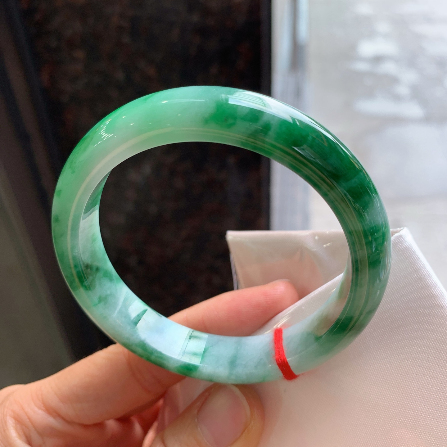 正圈飘绿，有纹、有裂，尺寸：59/12.7/8.1，大圈口