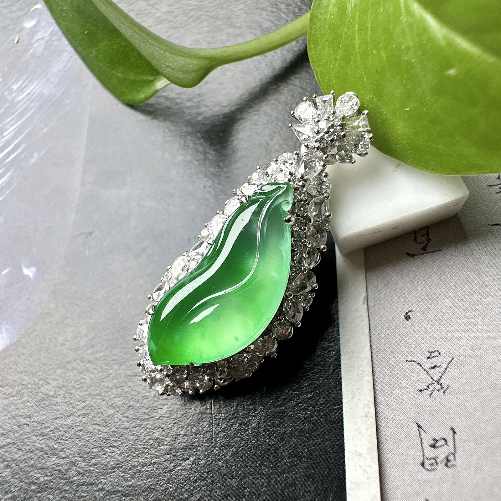 【冰种满绿随形吊坠】木那绿随形叶，种水上乘，晶莹剔透，纯净通透，18k金钻精美镶嵌，裸石尺寸18.3*9.8*3.5毫米