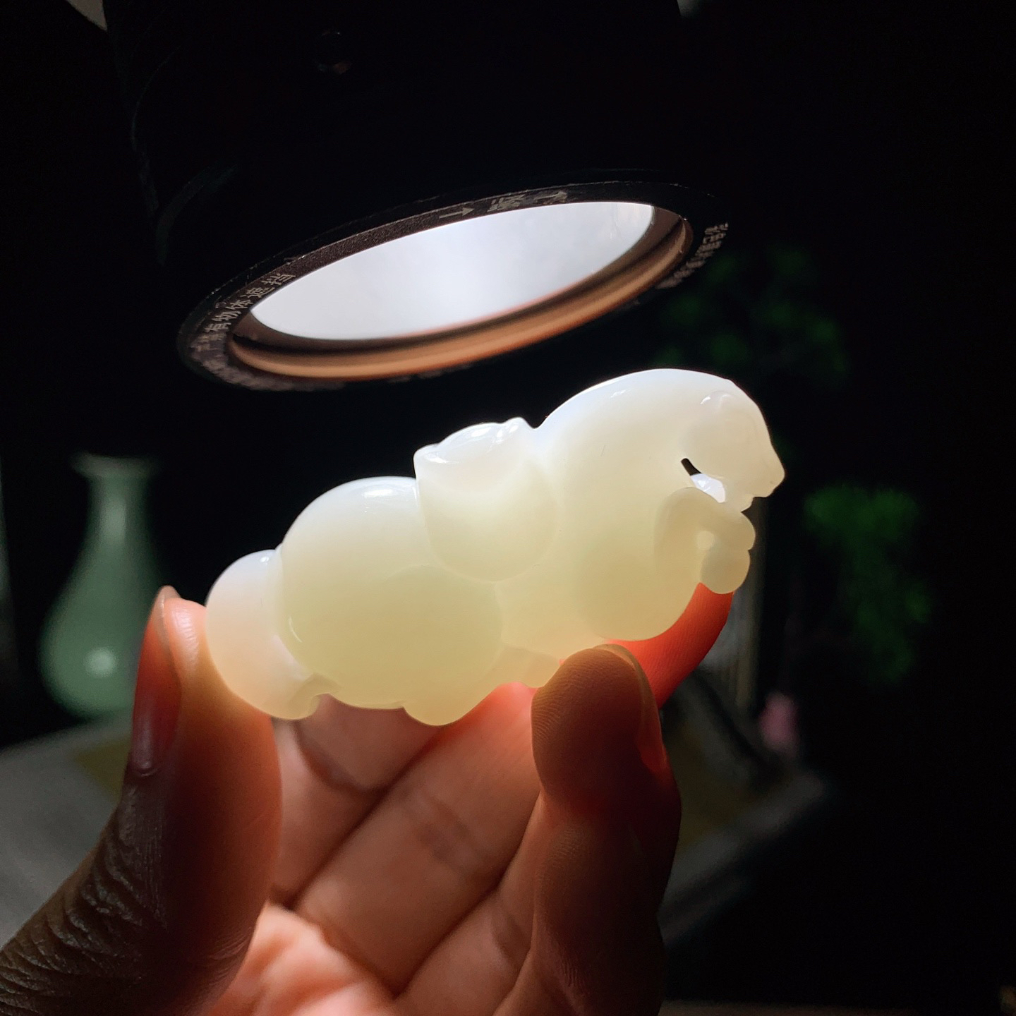 新疆和田玉羊脂白马到成功马挂件。尺寸53/20/21重33.5克 玉质细腻油润。手推出油。佩戴高端典雅。lt260428