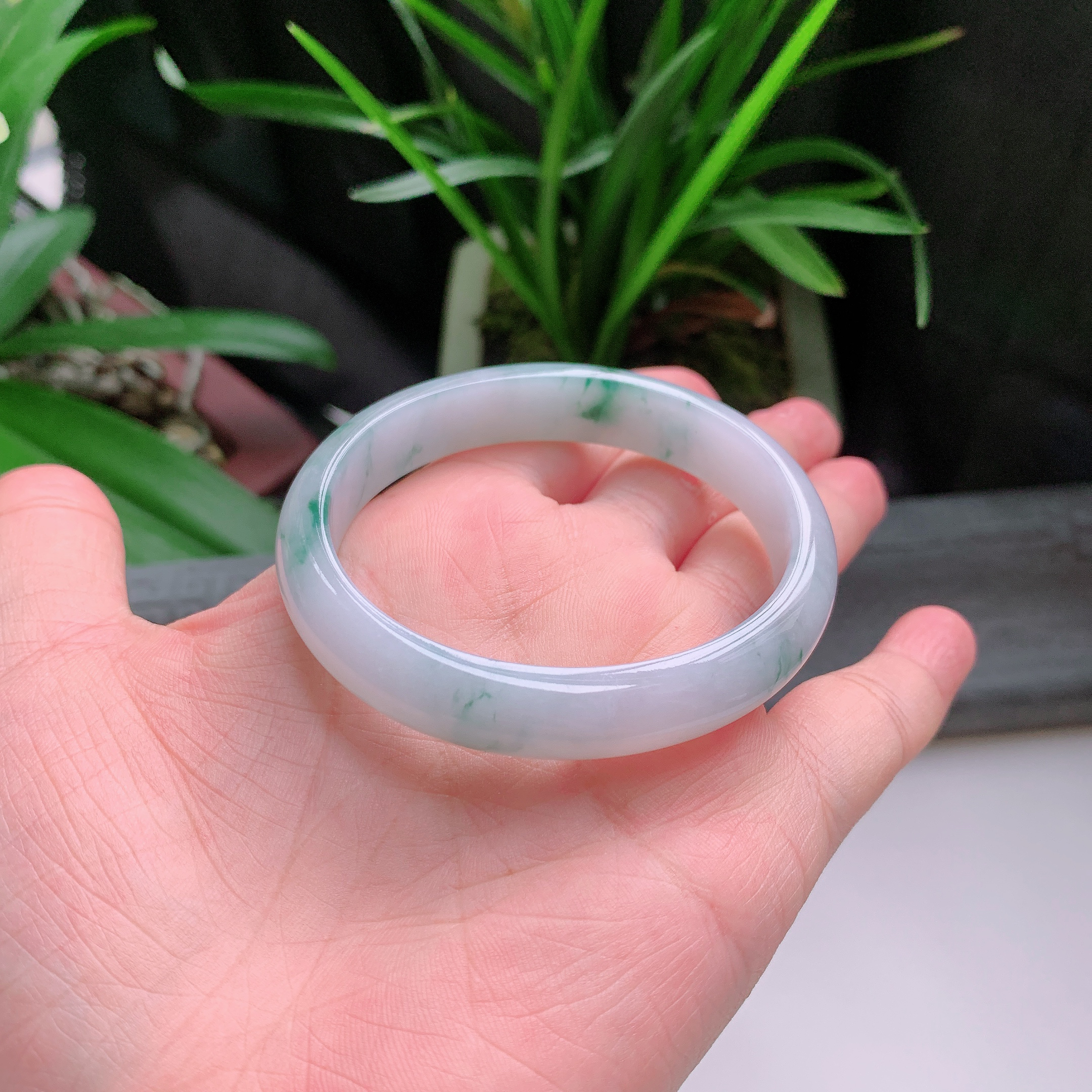 贵妃54圈口，天然A货翡翠冰糯种水润飘绿玉手镯，水润秀丽，飘花灵动，种水十足，视觉甜美可人，恰到好处的美，十分高雅耐看，条形优美，上手优雅大方。37.34