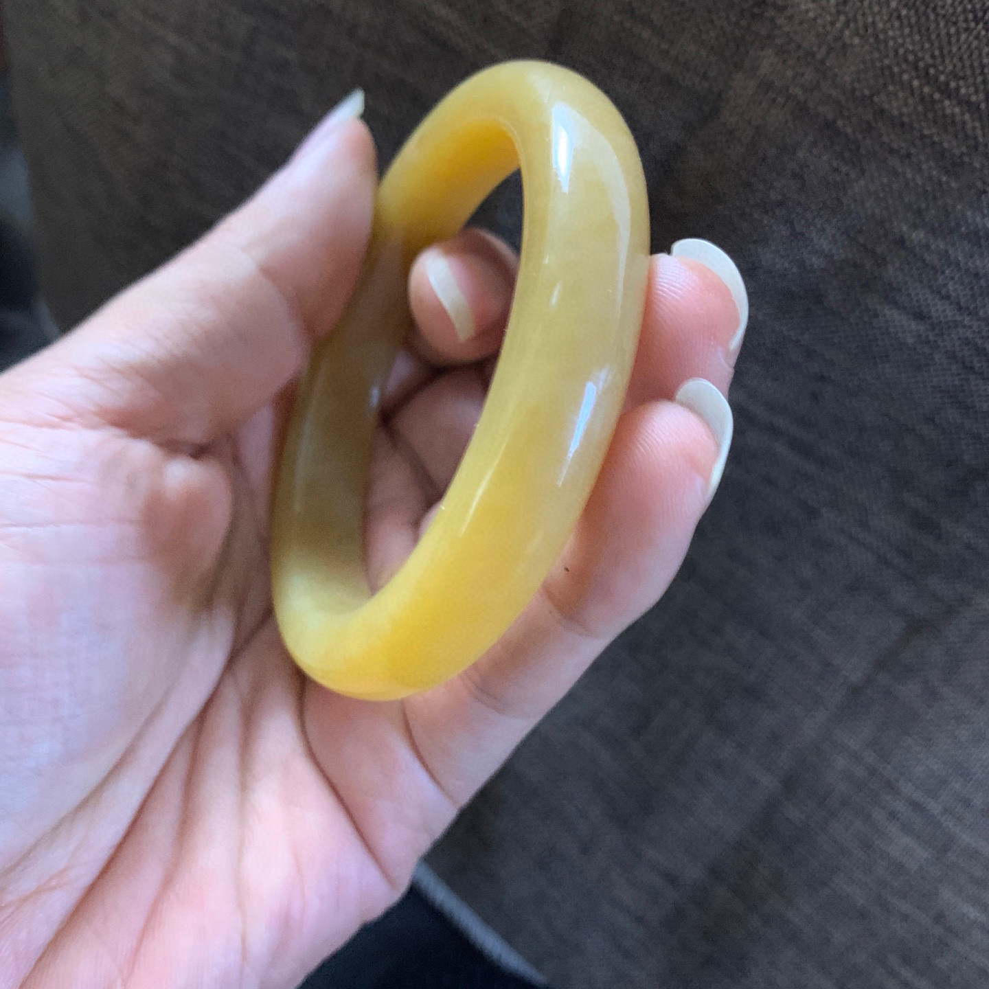 59圈口和田玉且末料全糖手镯，全蜜糖和田玉59圈口手镯，镯型古朴典雅。在诗情画意的雨巷相遇，你是我腕间的一抹风情，有你眸有深情.清风荡漾湖间静水，我愿俯身低眉，在烟波涟漪处寻