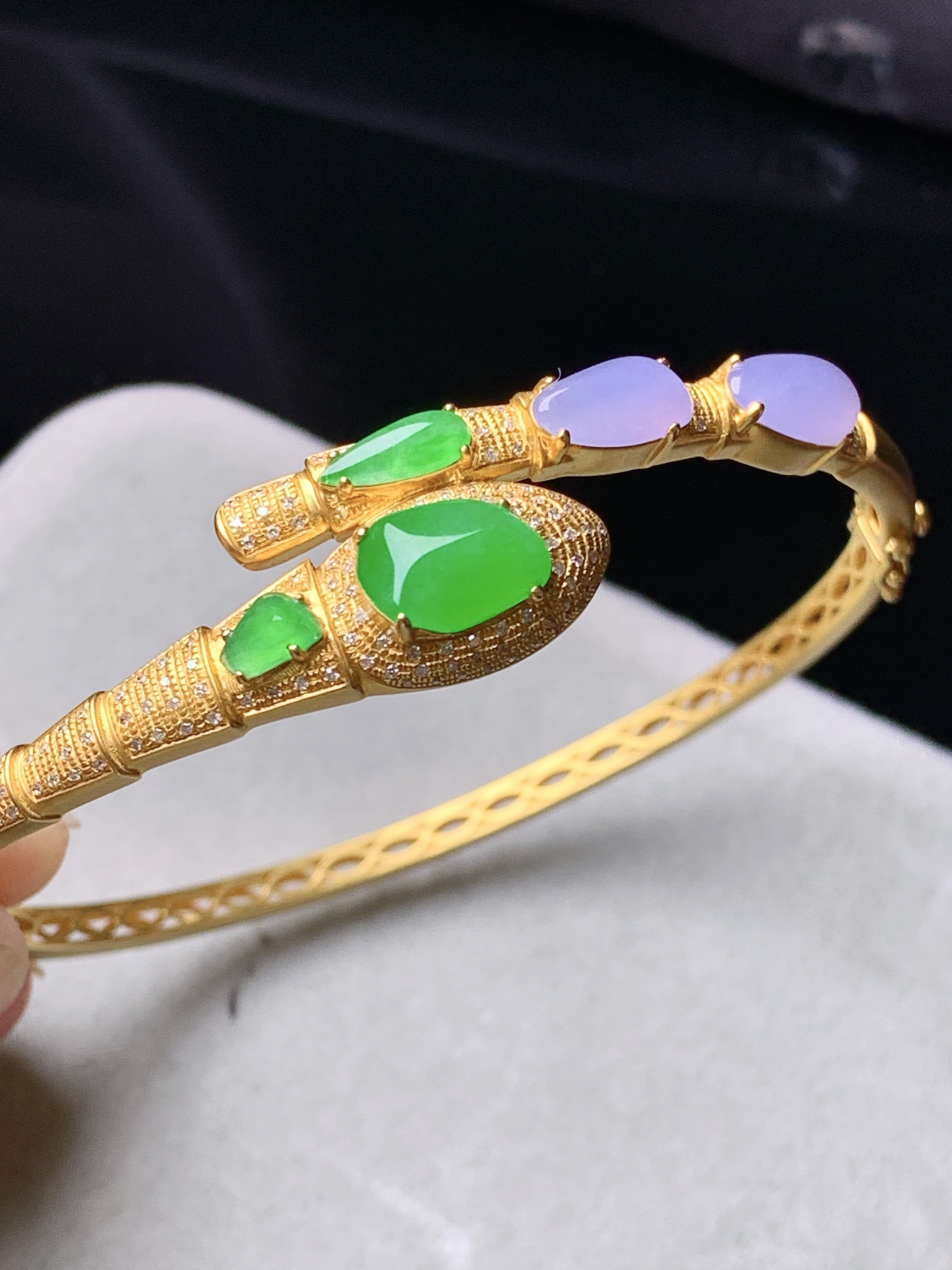 18k金钻镶嵌冰阳绿随形搭配紫罗兰随形手镯 玉质细腻 色泽艳丽清新 水润亮眼 圈口58.8 裸石尺寸