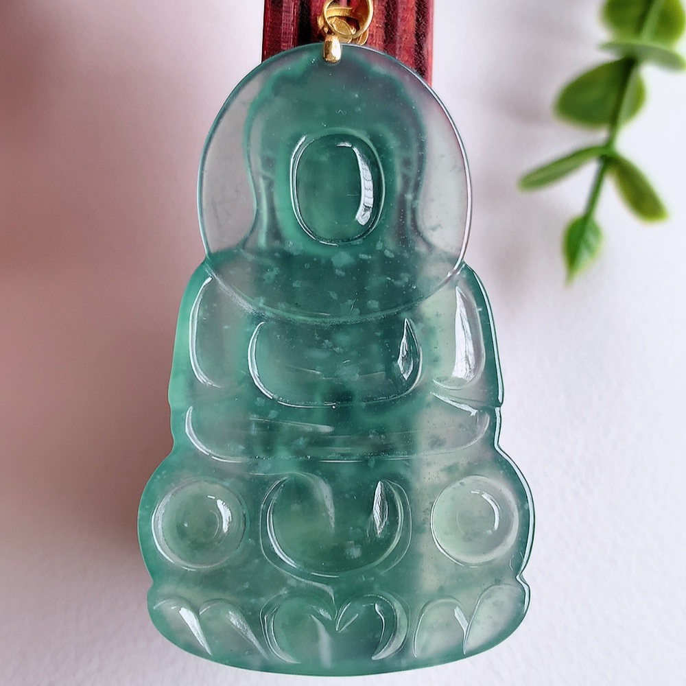 18k金扣蓝冰精雕观音吊坠，法相端庄大气，工艺精湛，种色浓郁，细腻饱满冰润，种老水足，收藏佳品，佩戴大气  W03.27   尺寸：49-30-3.5mm